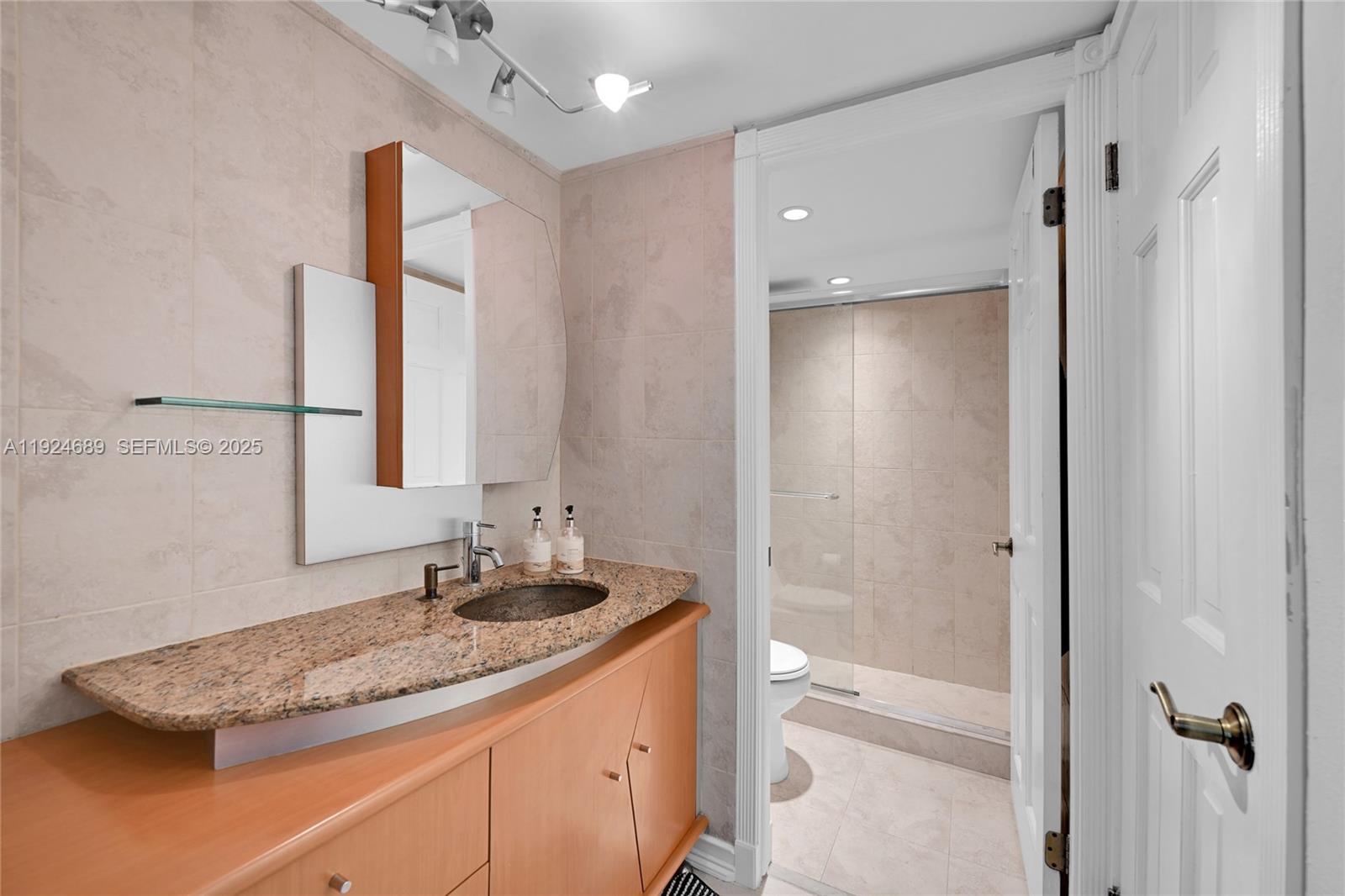 6039 Collins Ave #621 Miami Beach, FL 33140