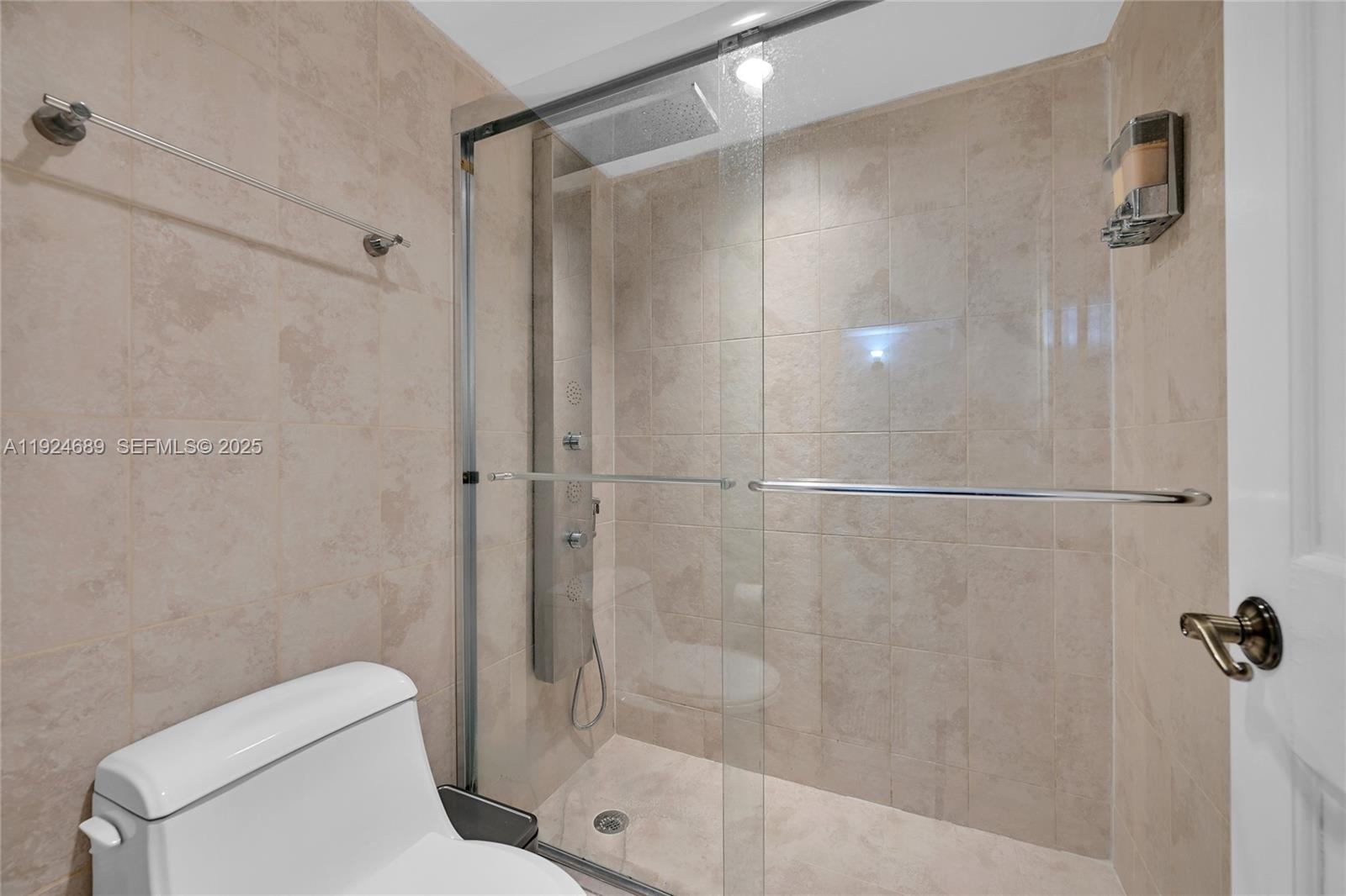 6039 Collins Ave #621 Miami Beach, FL 33140