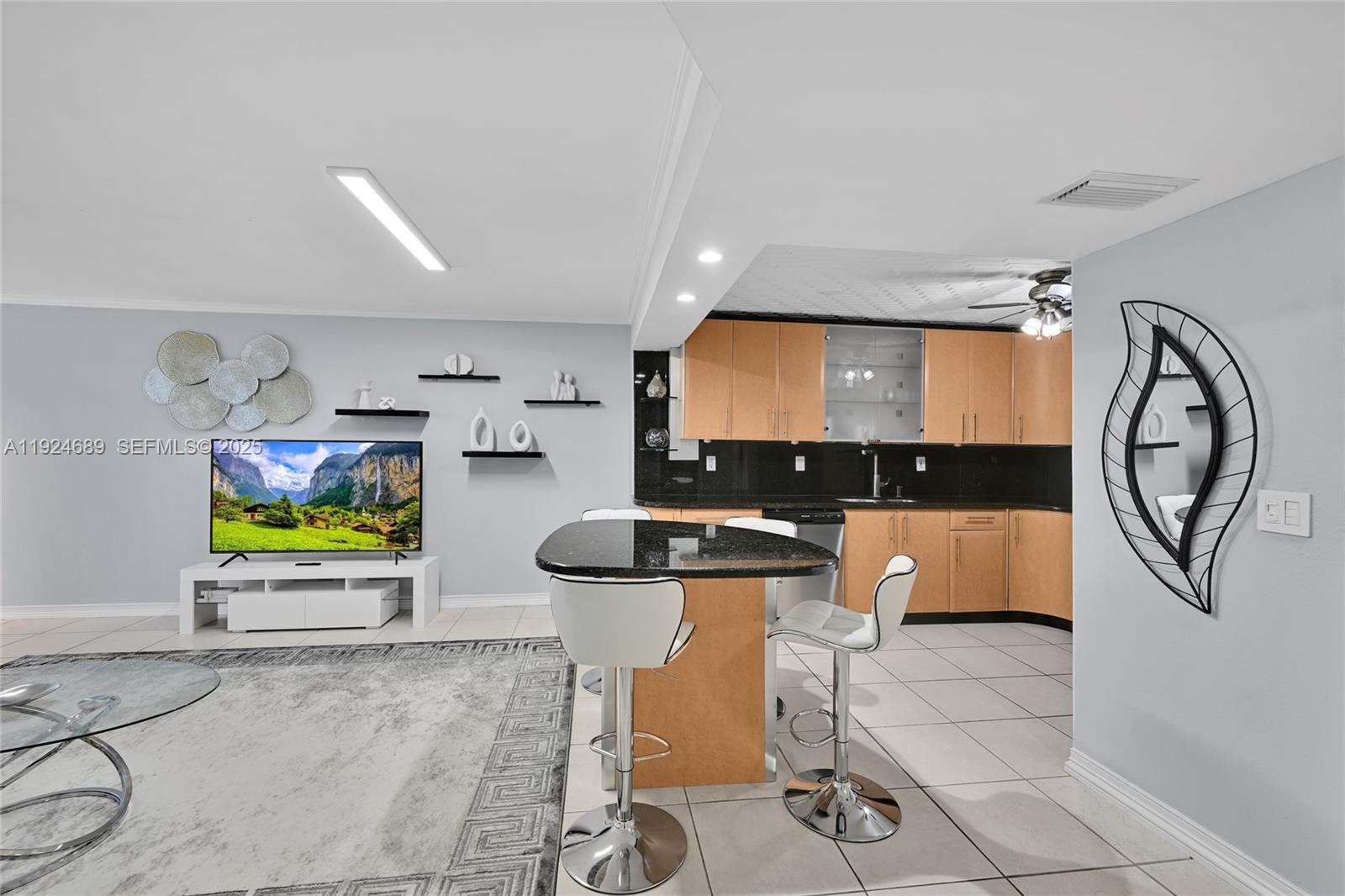 6039 Collins Ave #621 Miami Beach, FL 33140