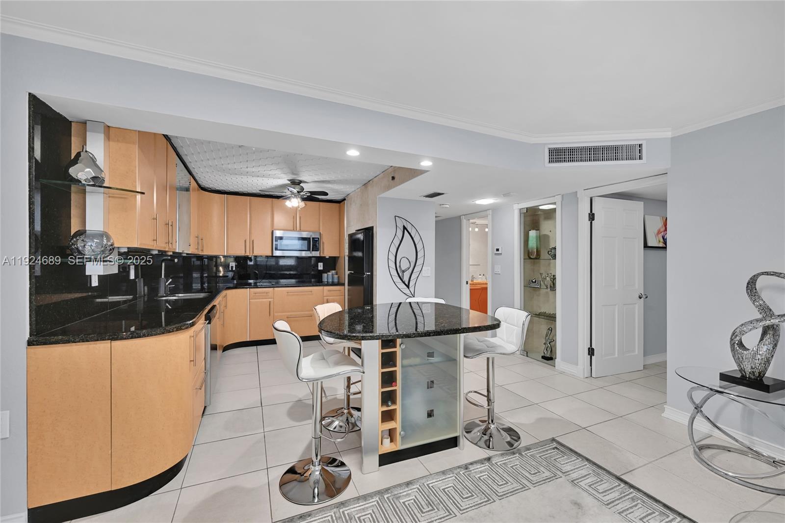 6039 Collins Ave #621 Miami Beach, FL 33140