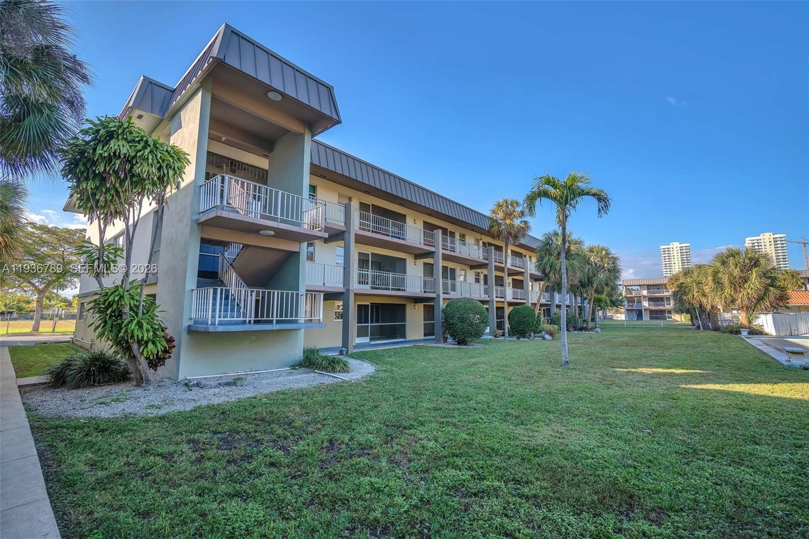 270 Layne Blvd #305 Hallandale Beach, FL 33009