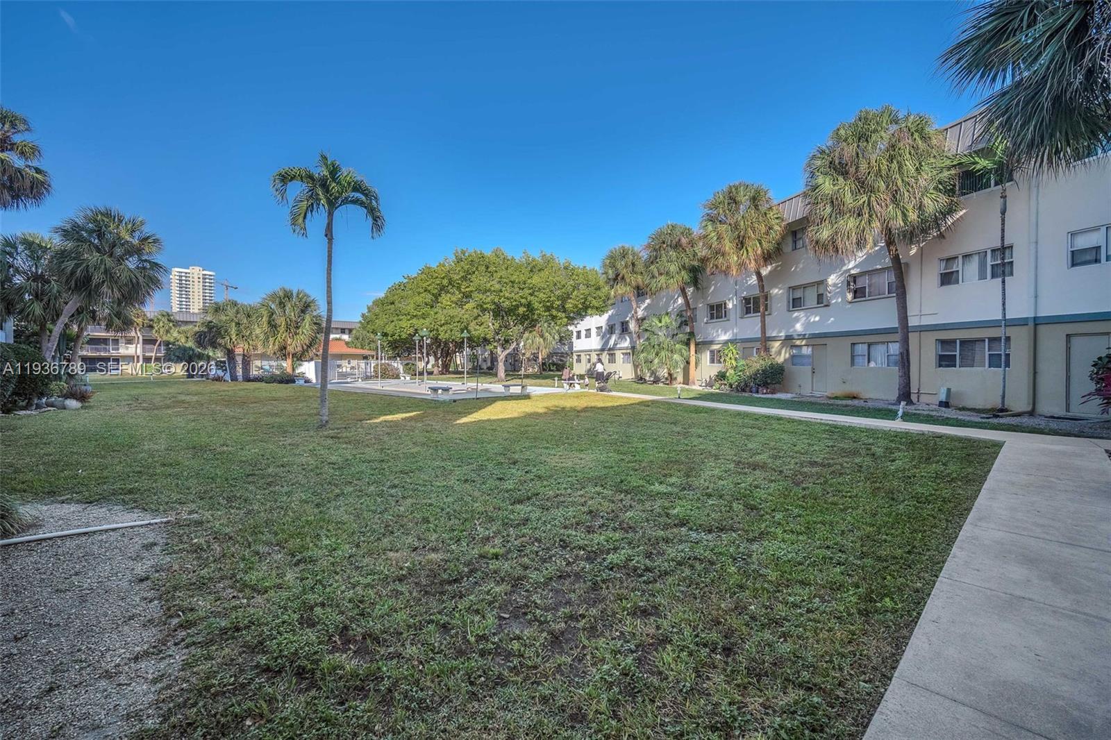 270 Layne Blvd #305 Hallandale Beach, FL 33009