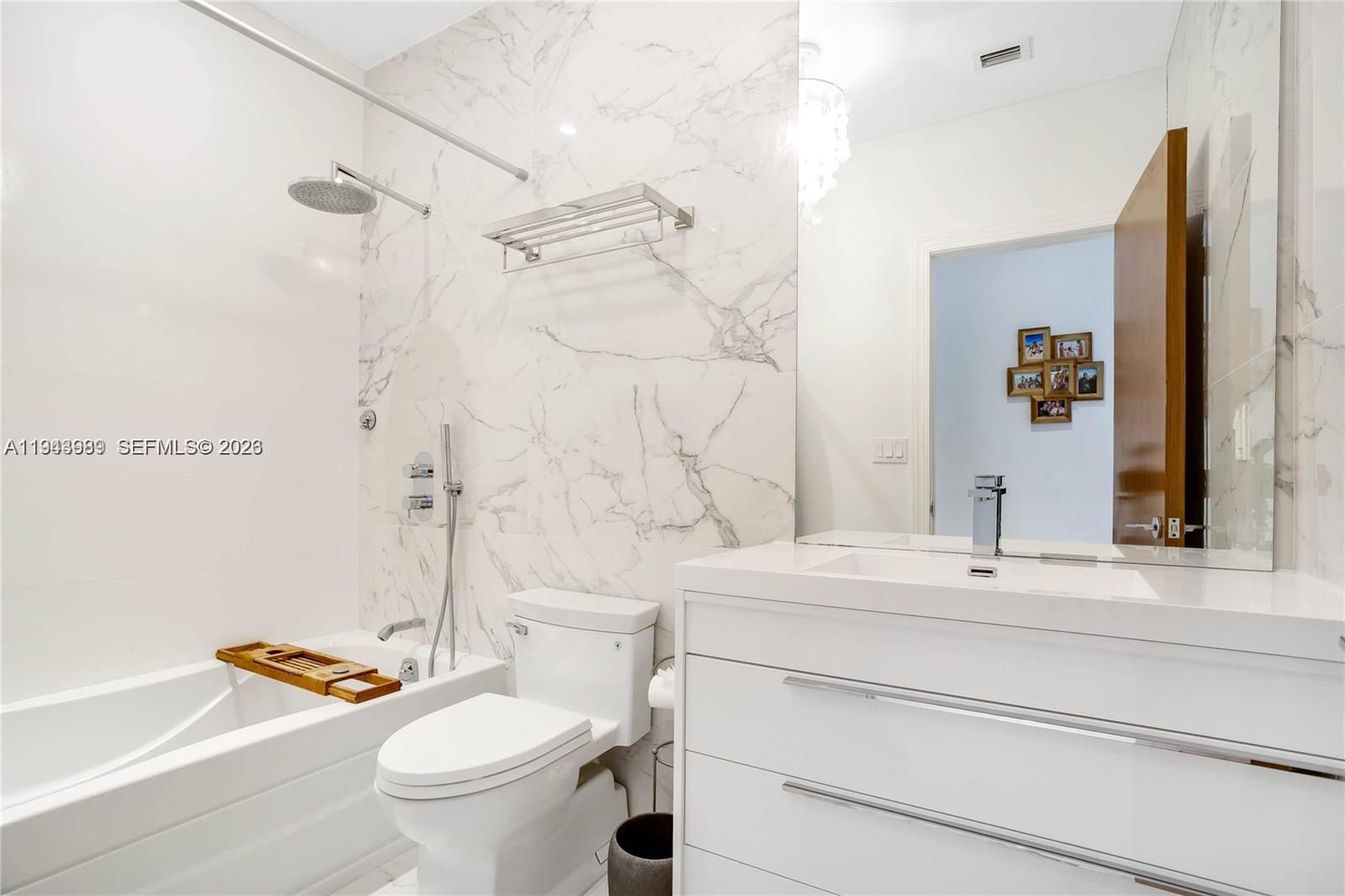 5911 Alton Rd Miami Beach, FL 33140