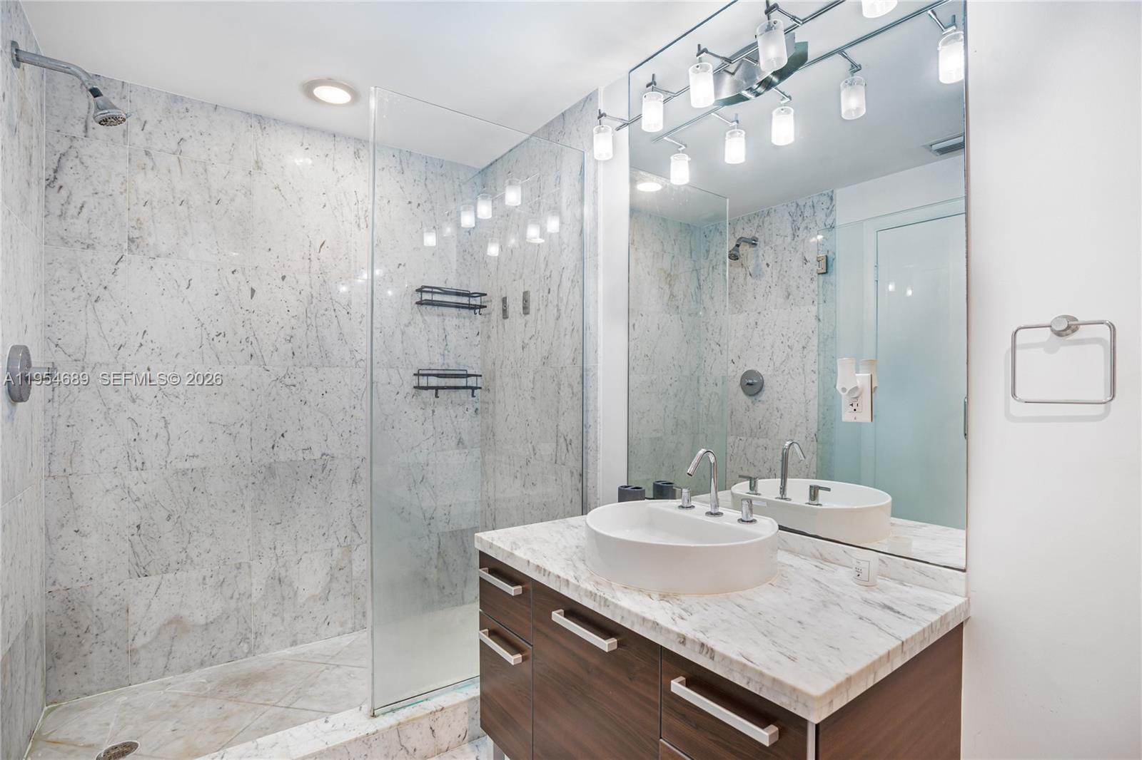 image Vizcayne South21