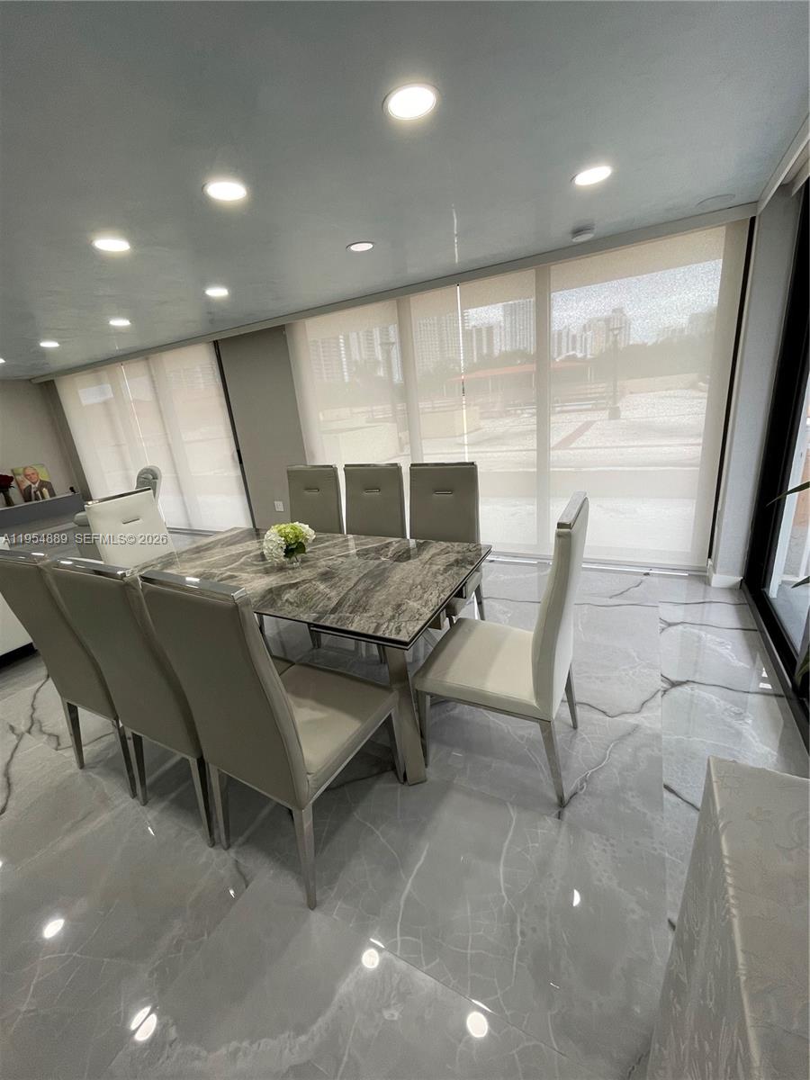 image Winston Towers 6002