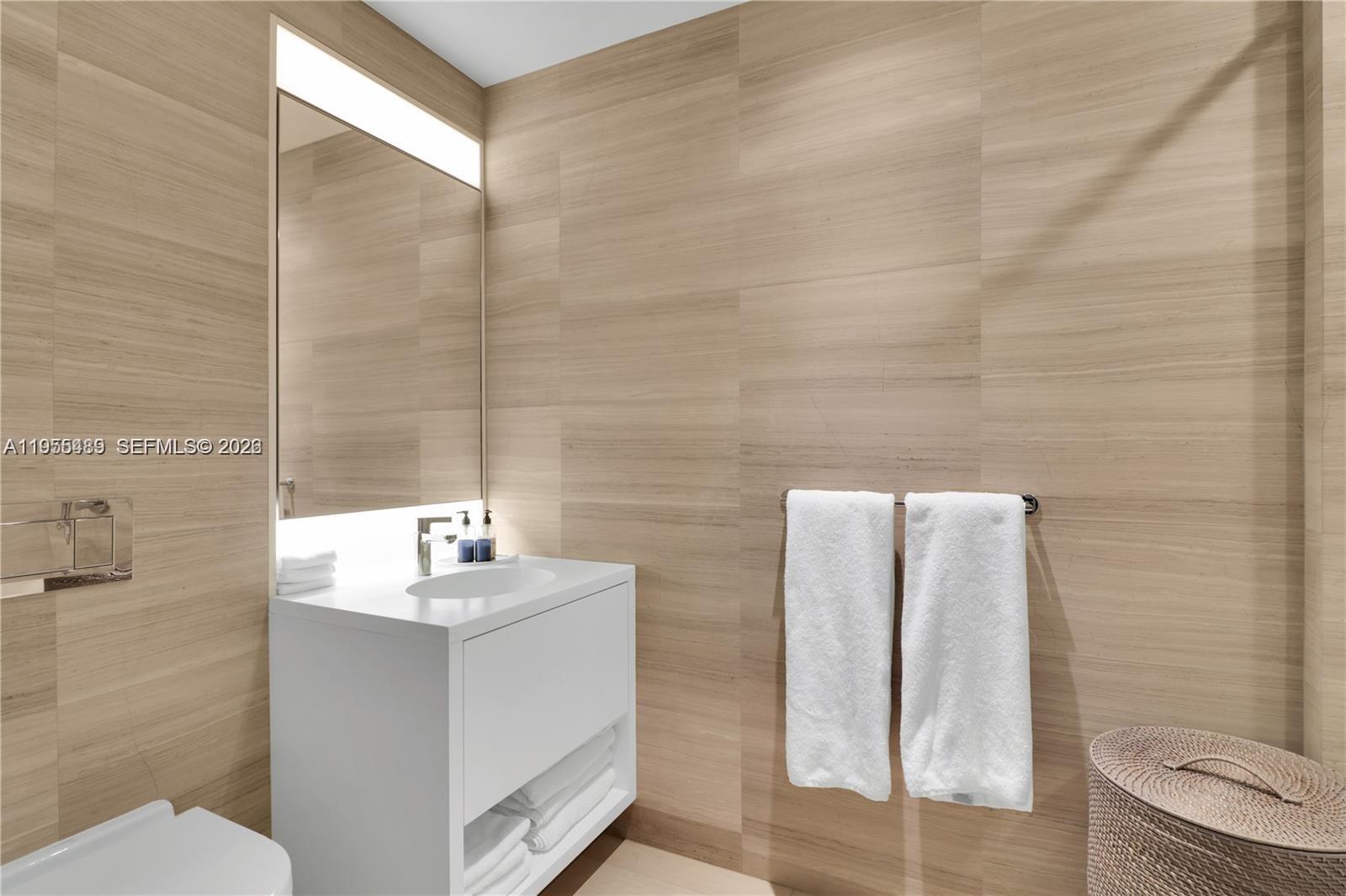 image Three Hundred Collins9