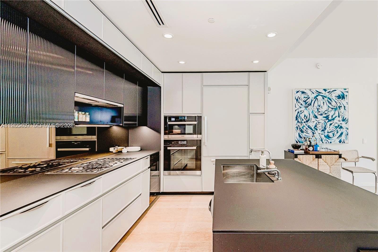 image Three Hundred Collins10