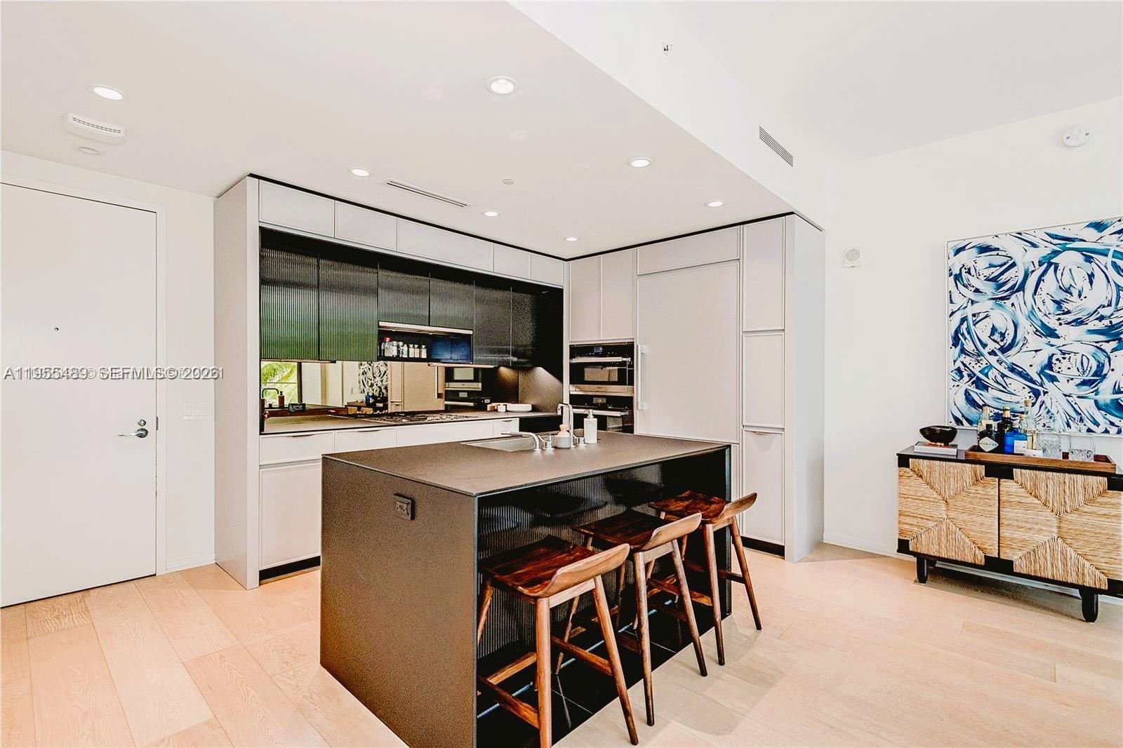 image Three Hundred Collins11