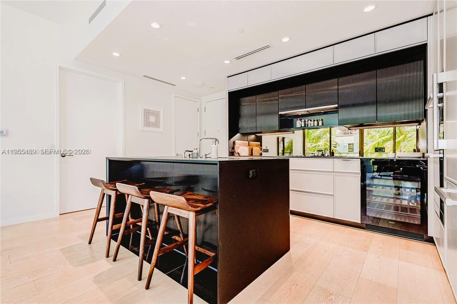 image Three Hundred Collins3