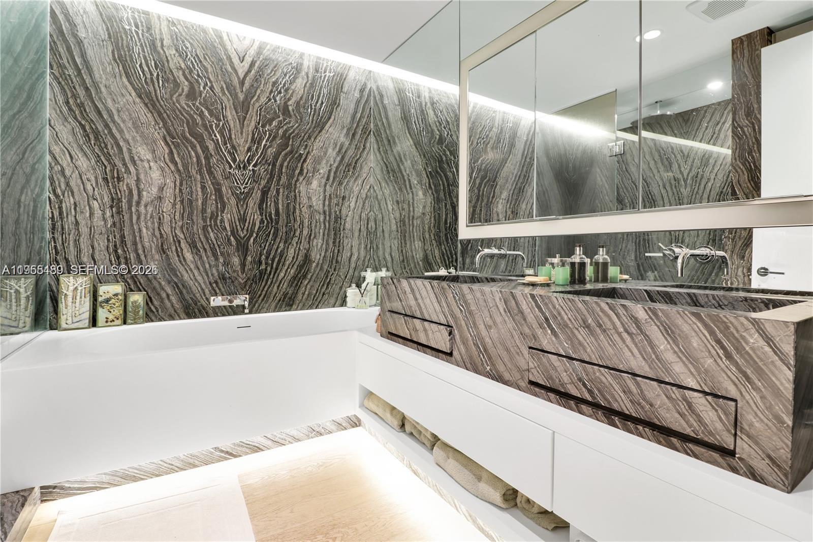 image Three Hundred Collins5