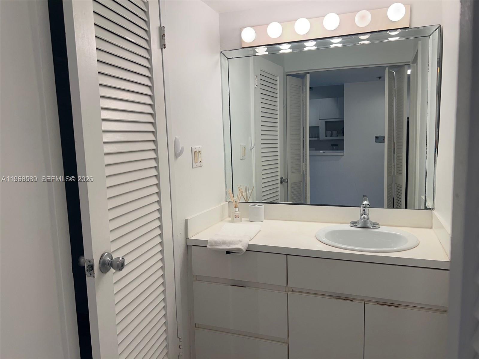 100 Lincoln Rd #415 Miami Beach, FL 33139