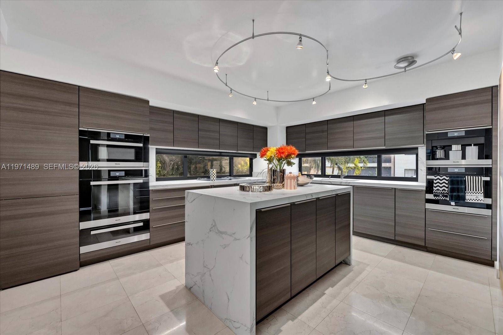 279 N Hibiscus Dr Miami Beach, FL 33139