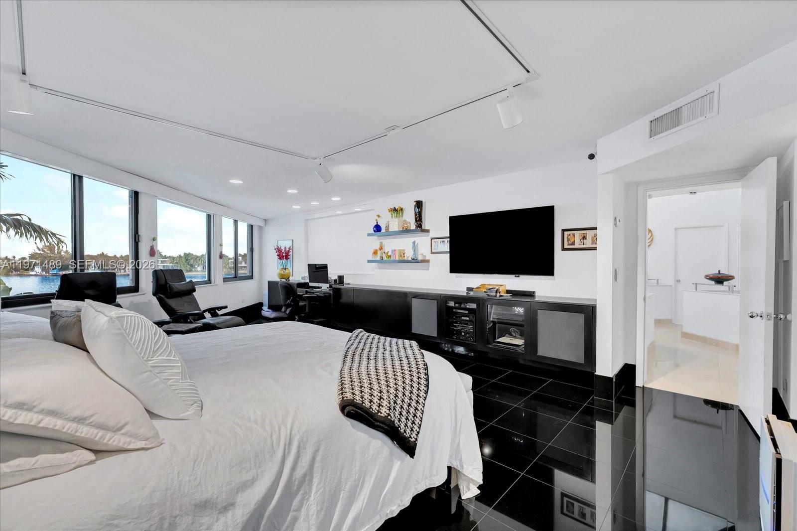 279 N Hibiscus Dr Miami Beach, FL 33139