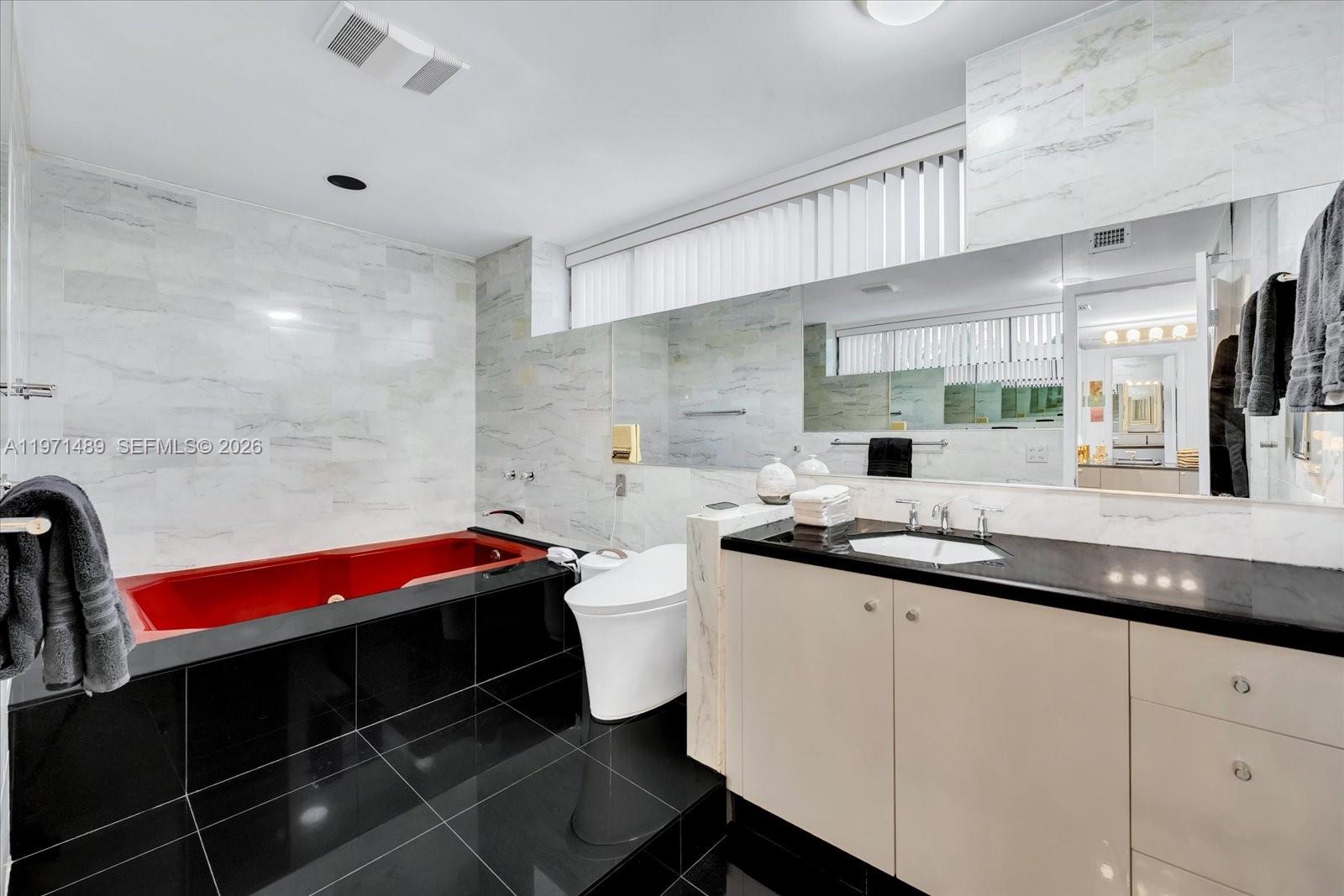 279 N Hibiscus Dr Miami Beach, FL 33139