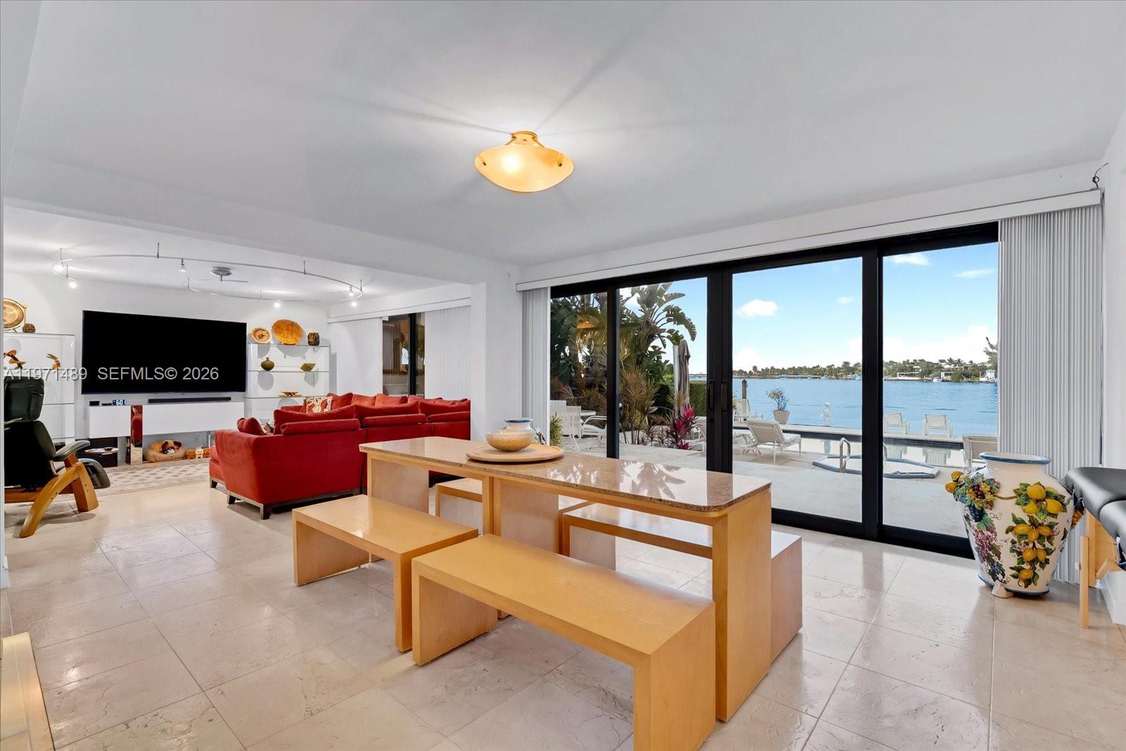 279 N Hibiscus Dr Miami Beach, FL 33139