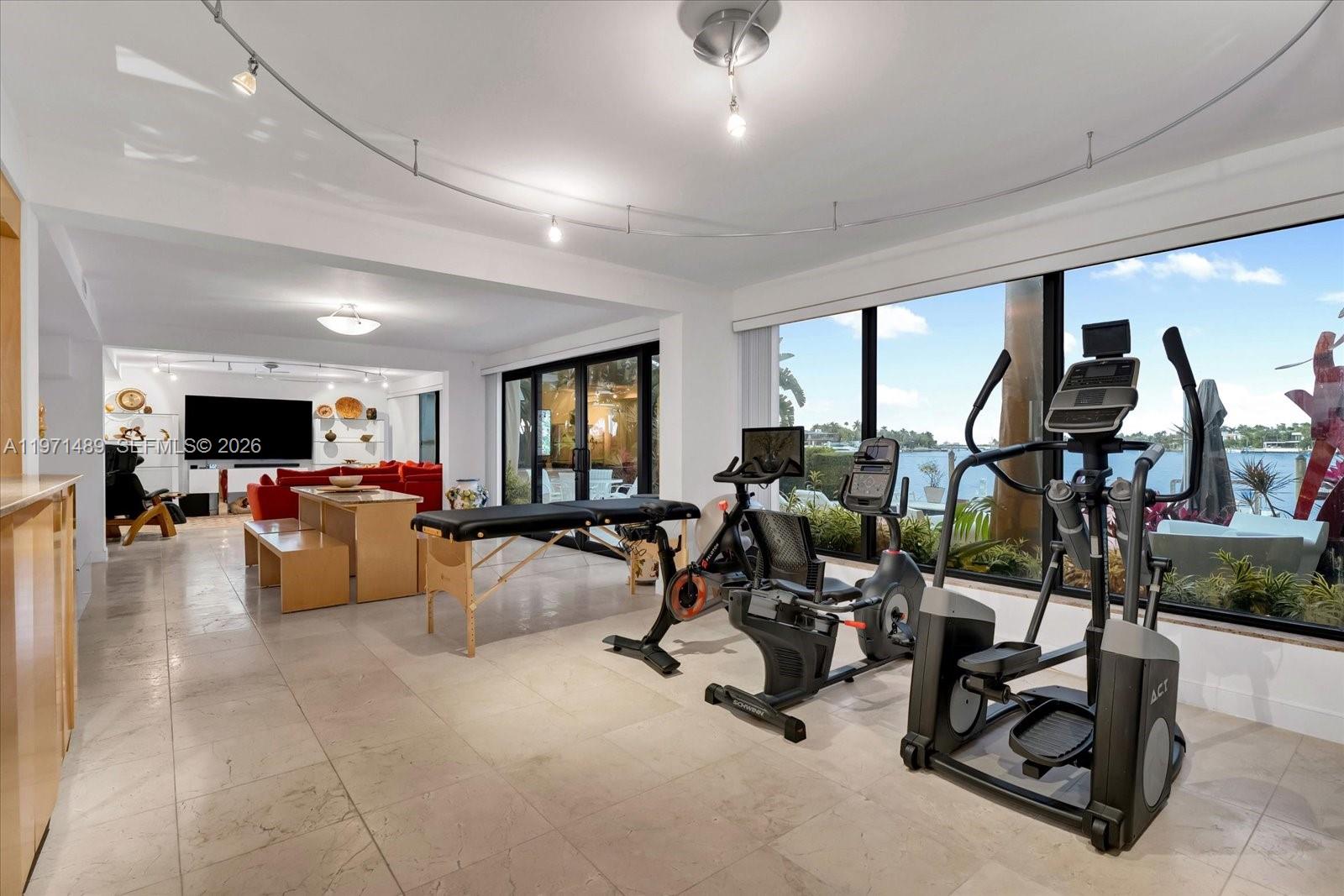 279 N Hibiscus Dr Miami Beach, FL 33139