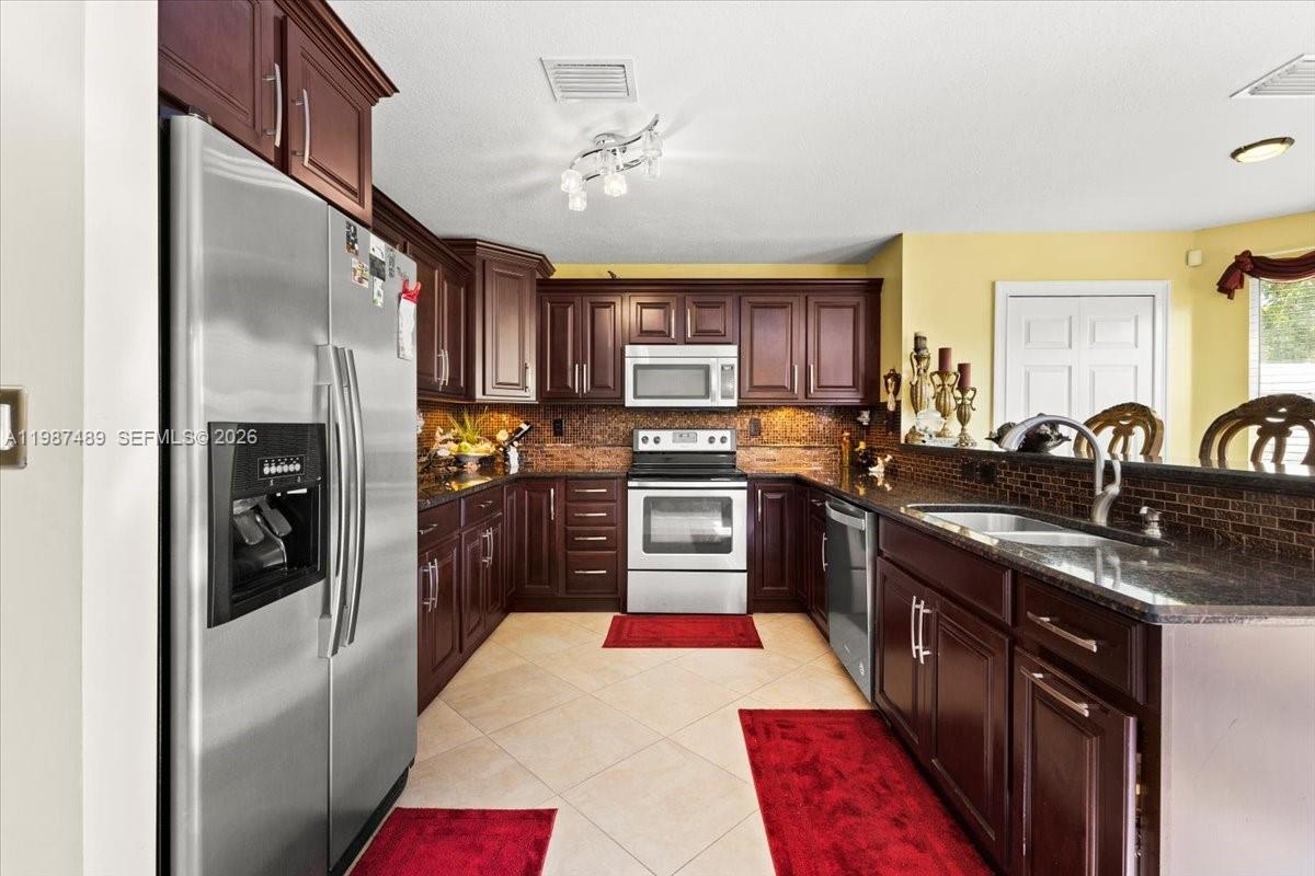 1041 NW 189th Ave Pembroke Pines, FL 33029