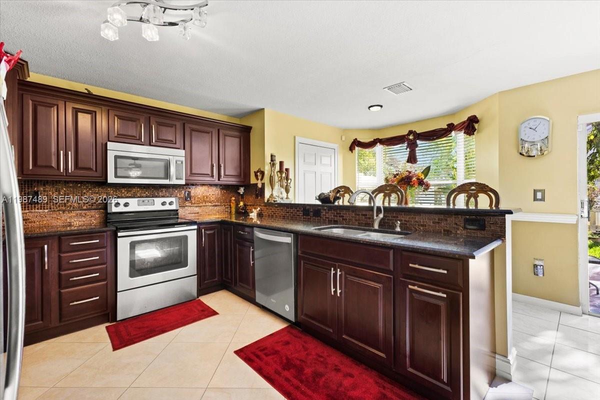 1041 NW 189th Ave Pembroke Pines, FL 33029