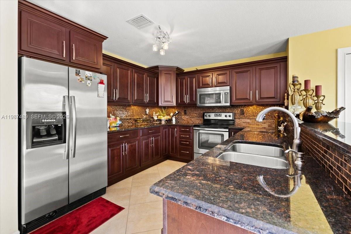 1041 NW 189th Ave Pembroke Pines, FL 33029