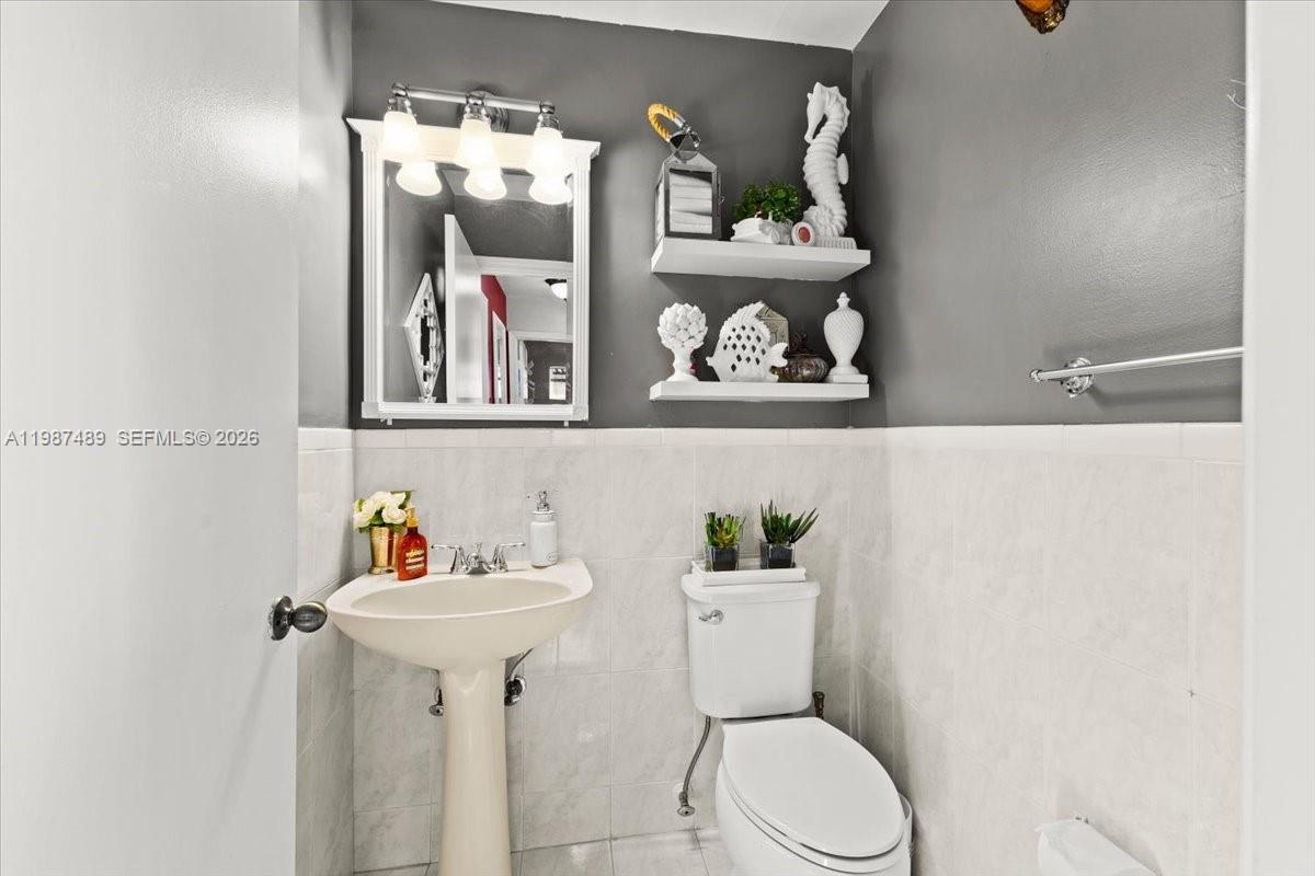 1041 NW 189th Ave Pembroke Pines, FL 33029