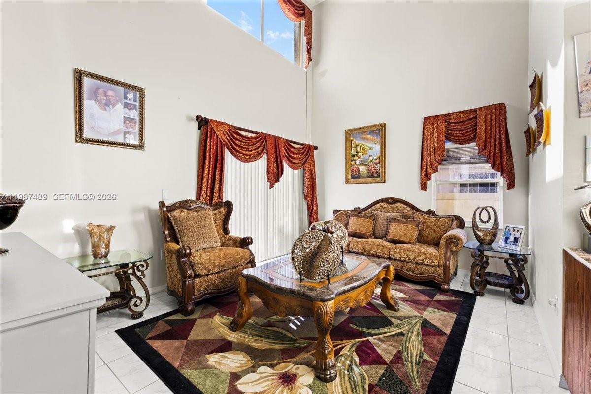 1041 NW 189th Ave Pembroke Pines, FL 33029