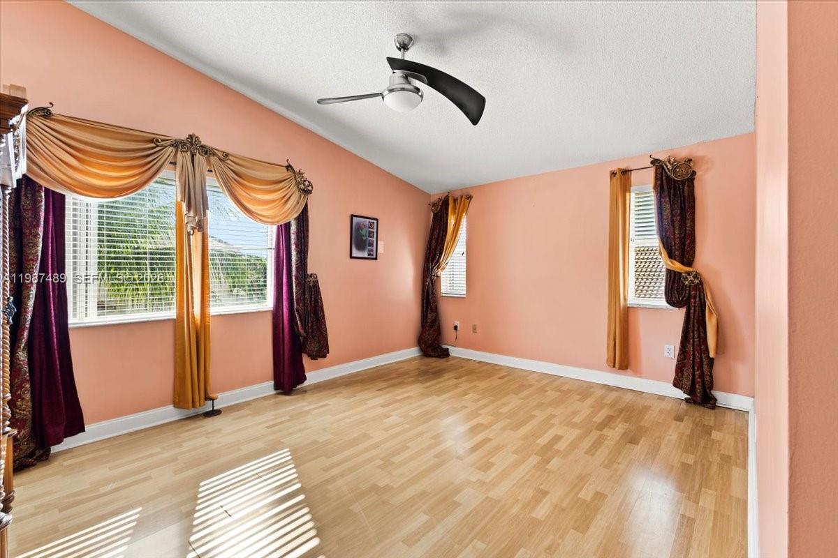 1041 NW 189th Ave Pembroke Pines, FL 33029