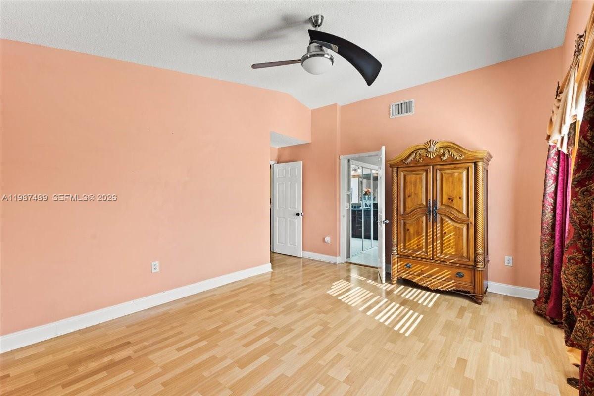 1041 NW 189th Ave Pembroke Pines, FL 33029