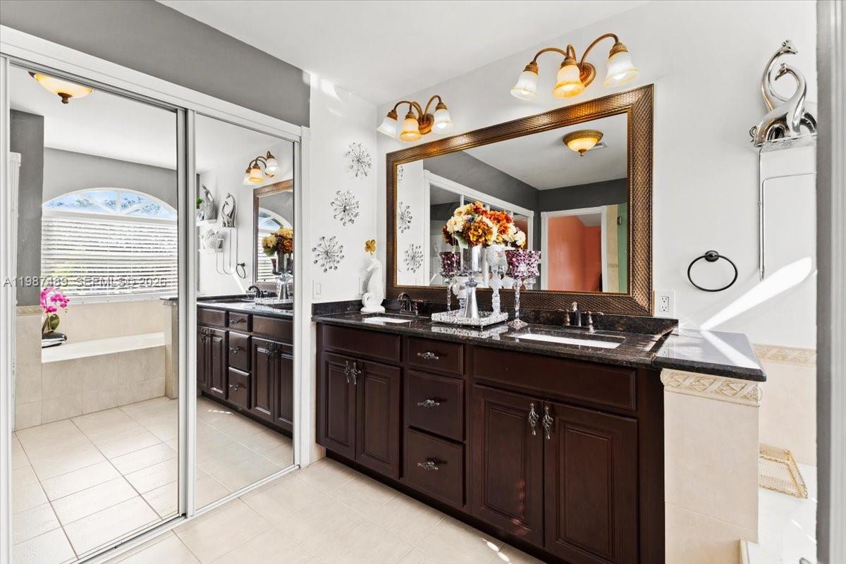 1041 NW 189th Ave Pembroke Pines, FL 33029