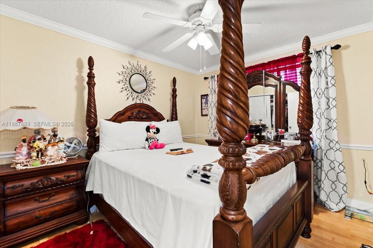 1041 NW 189th Ave Pembroke Pines, FL 33029