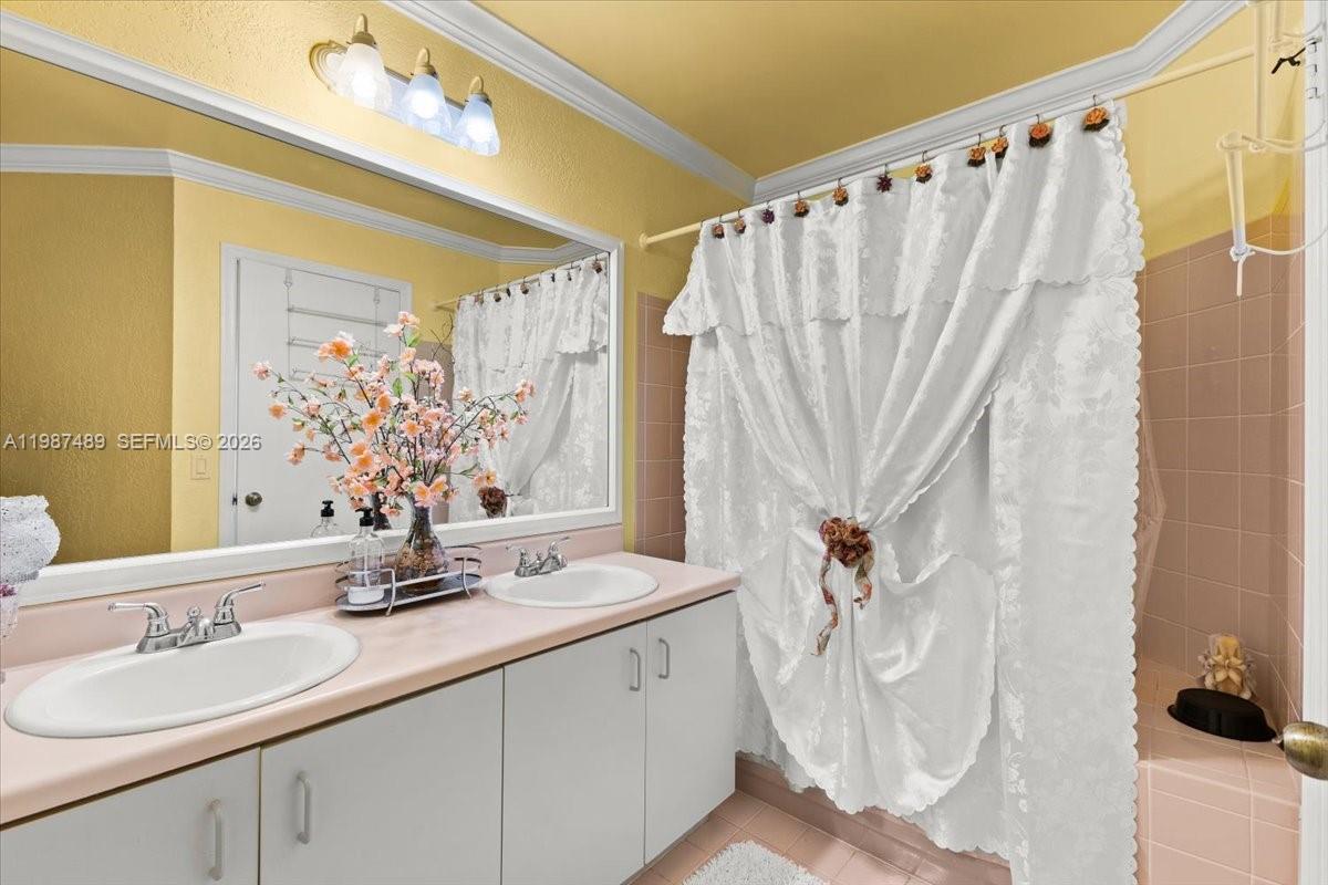 1041 NW 189th Ave Pembroke Pines, FL 33029