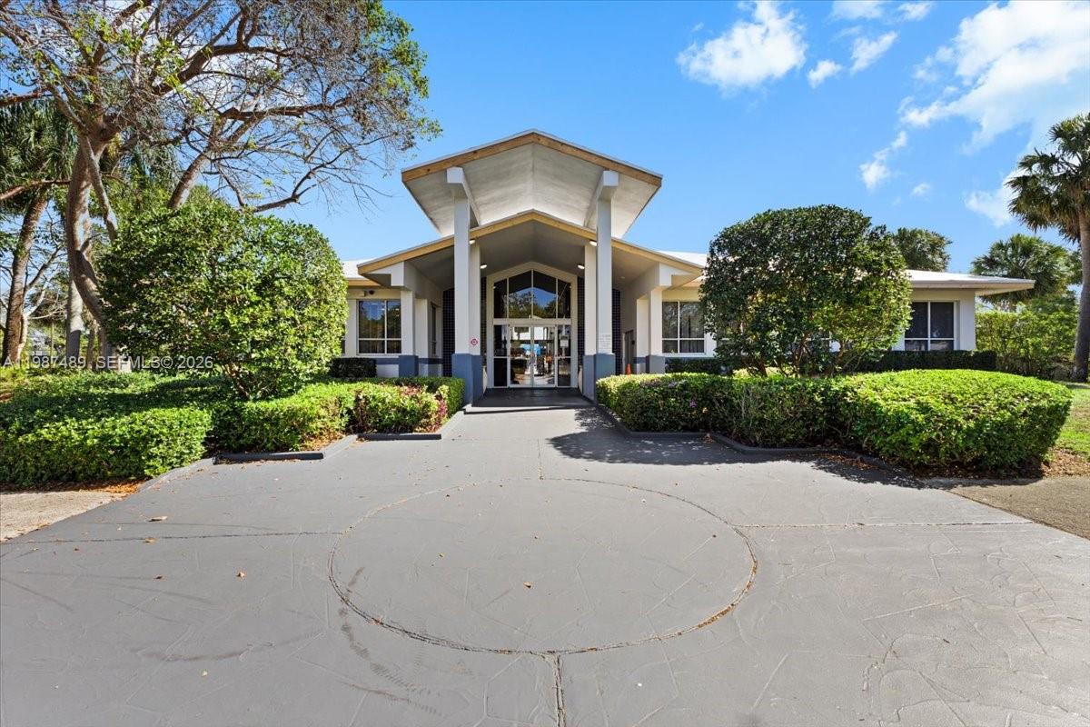 1041 NW 189th Ave Pembroke Pines, FL 33029