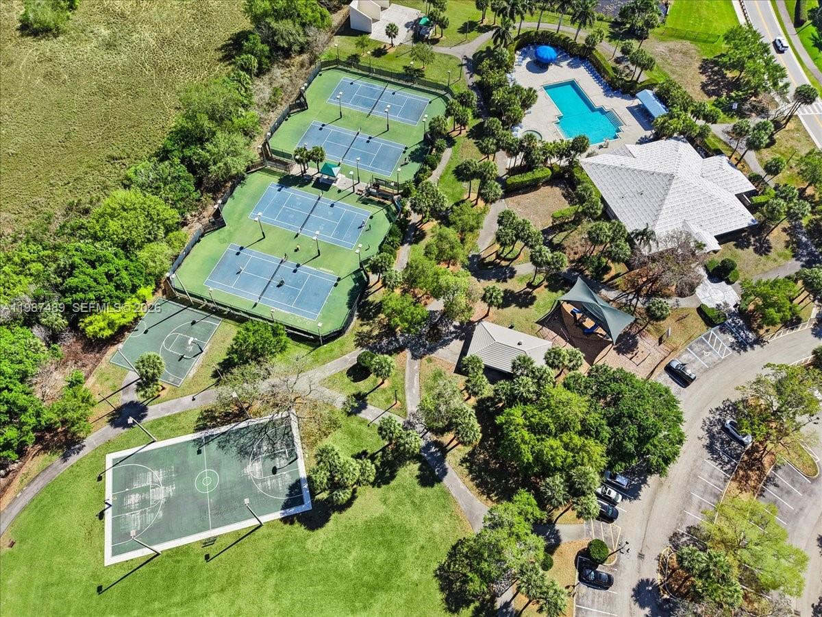 1041 NW 189th Ave Pembroke Pines, FL 33029