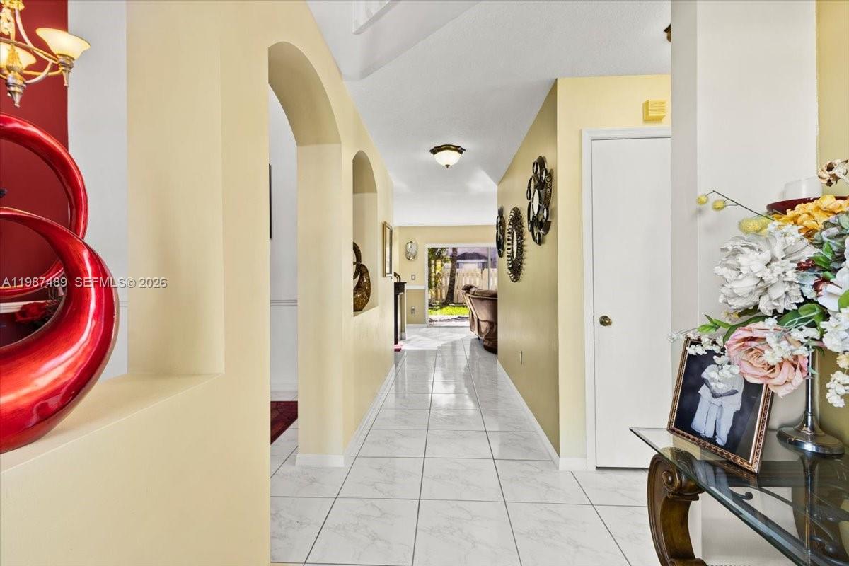 1041 NW 189th Ave Pembroke Pines, FL 33029