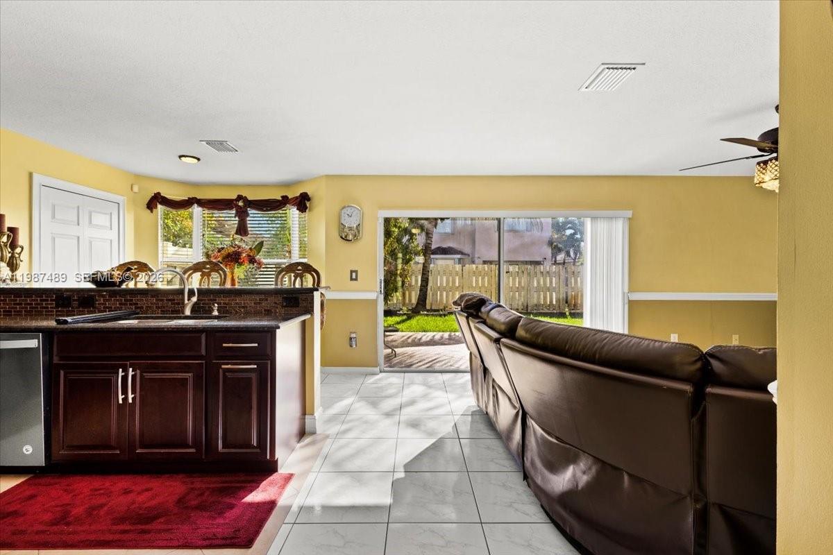 1041 NW 189th Ave Pembroke Pines, FL 33029