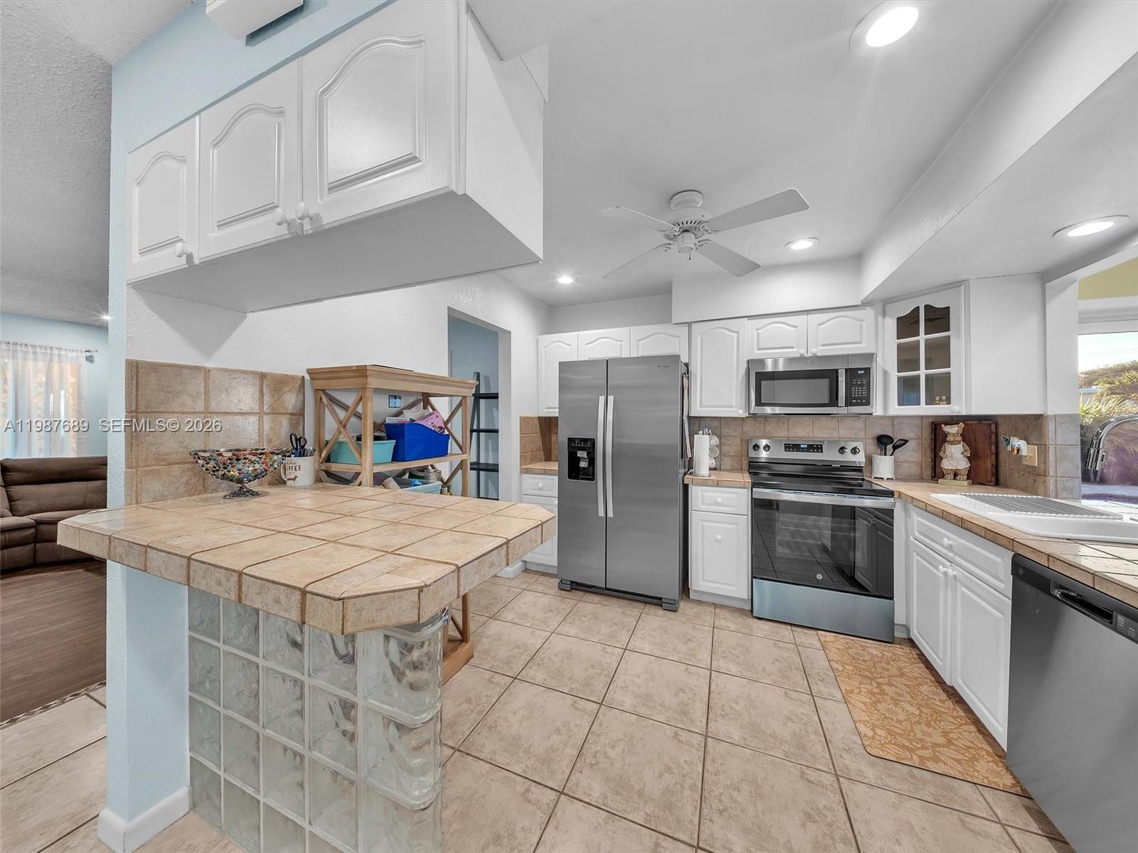 9621 NW 8th St Pembroke Pines, FL 33024