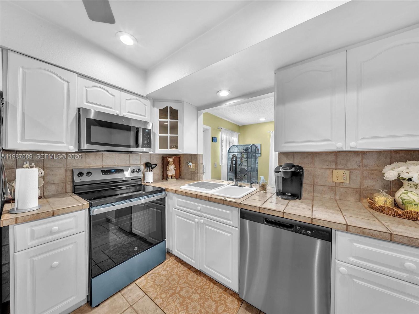 9621 NW 8th St Pembroke Pines, FL 33024