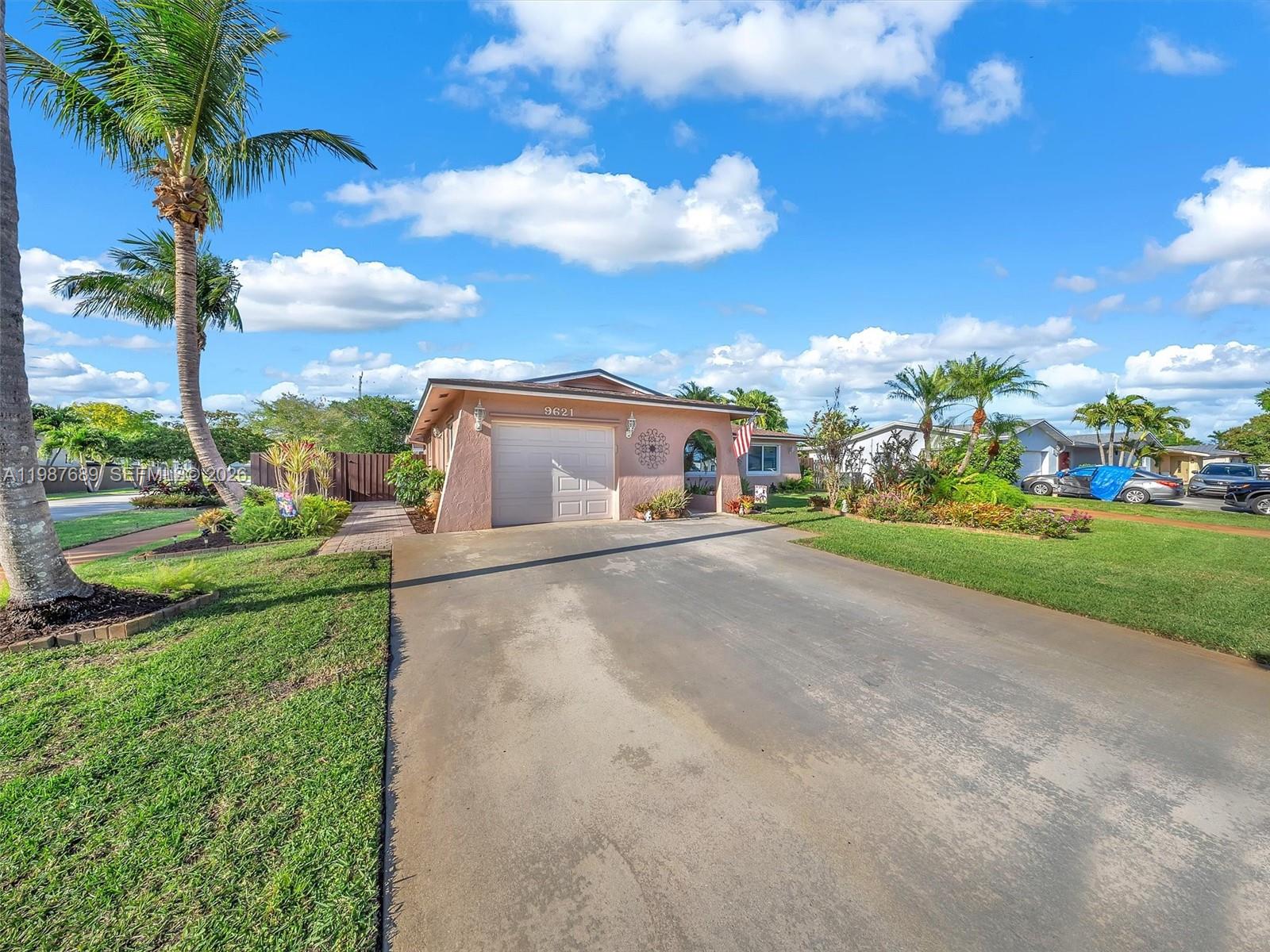 9621 NW 8th St Pembroke Pines, FL 33024