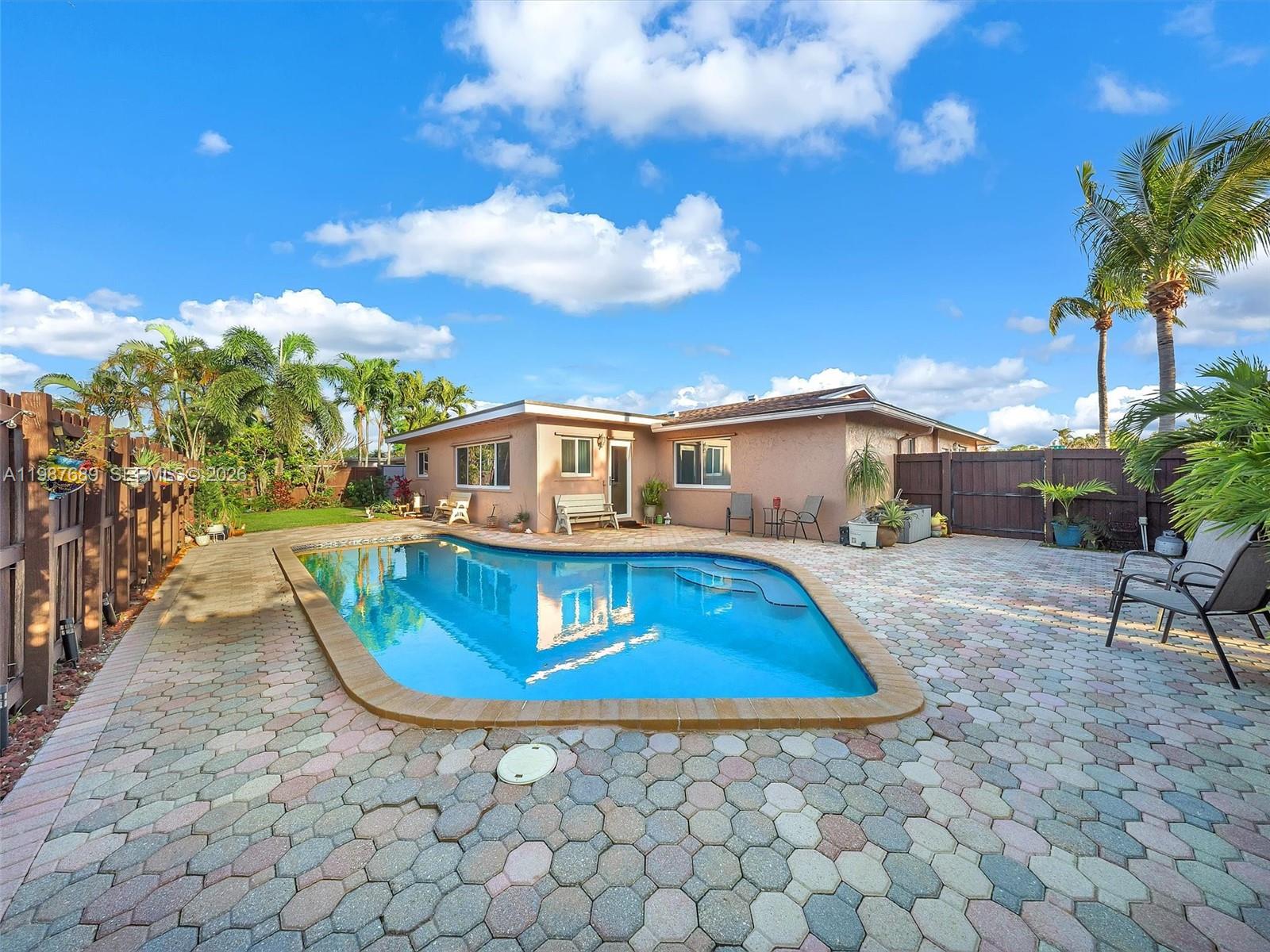 9621 NW 8th St Pembroke Pines, FL 33024