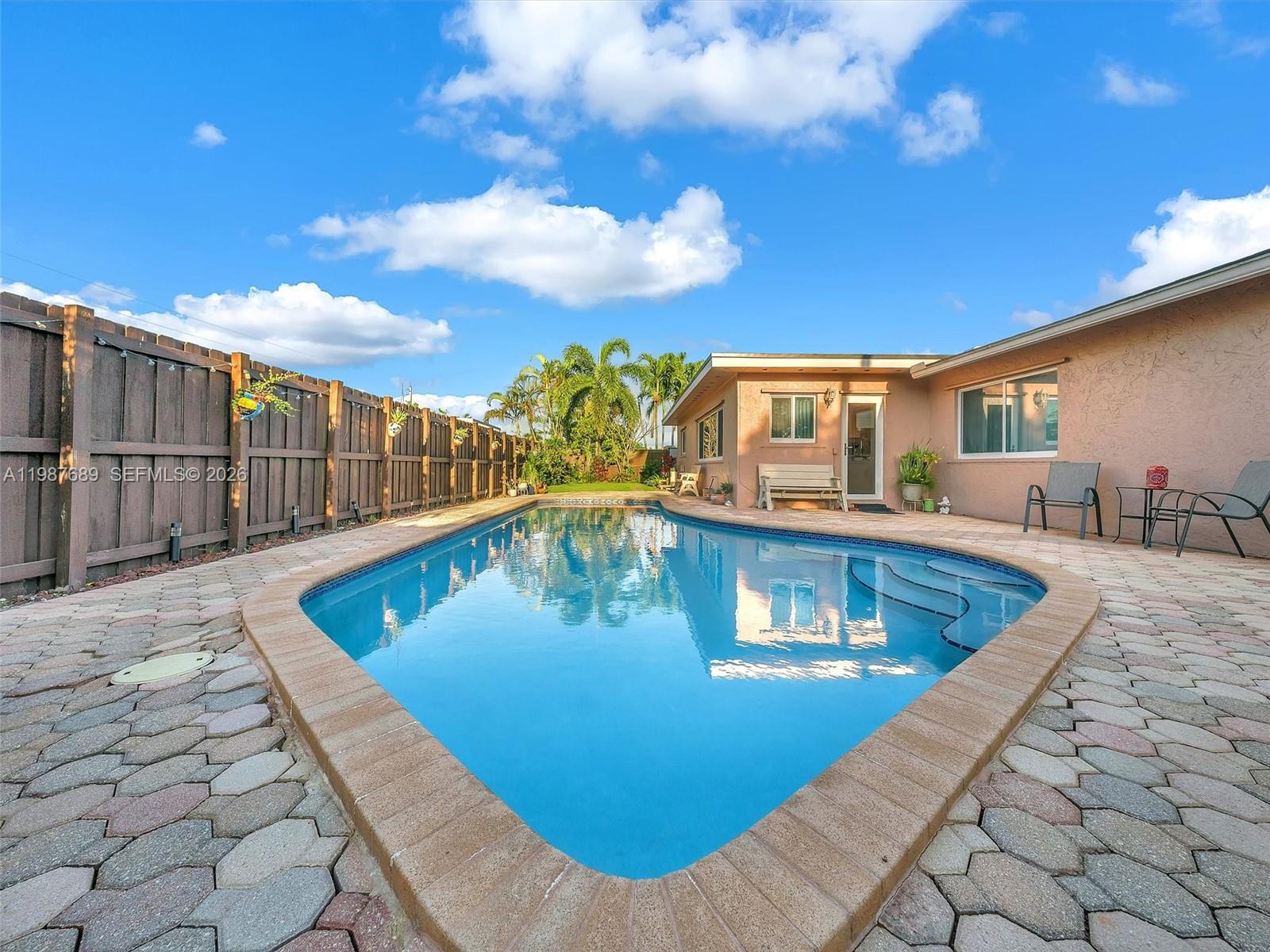 9621 NW 8th St Pembroke Pines, FL 33024