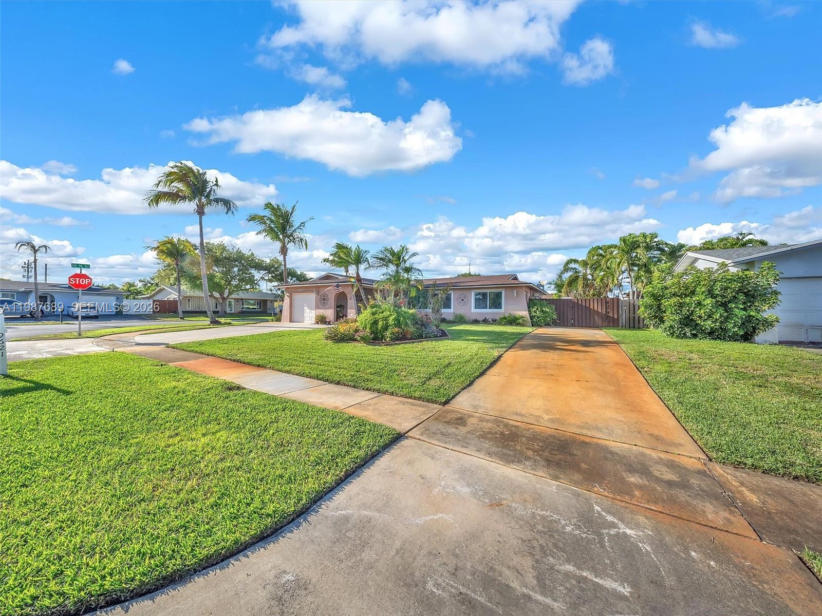 9621 NW 8th St Pembroke Pines, FL 33024