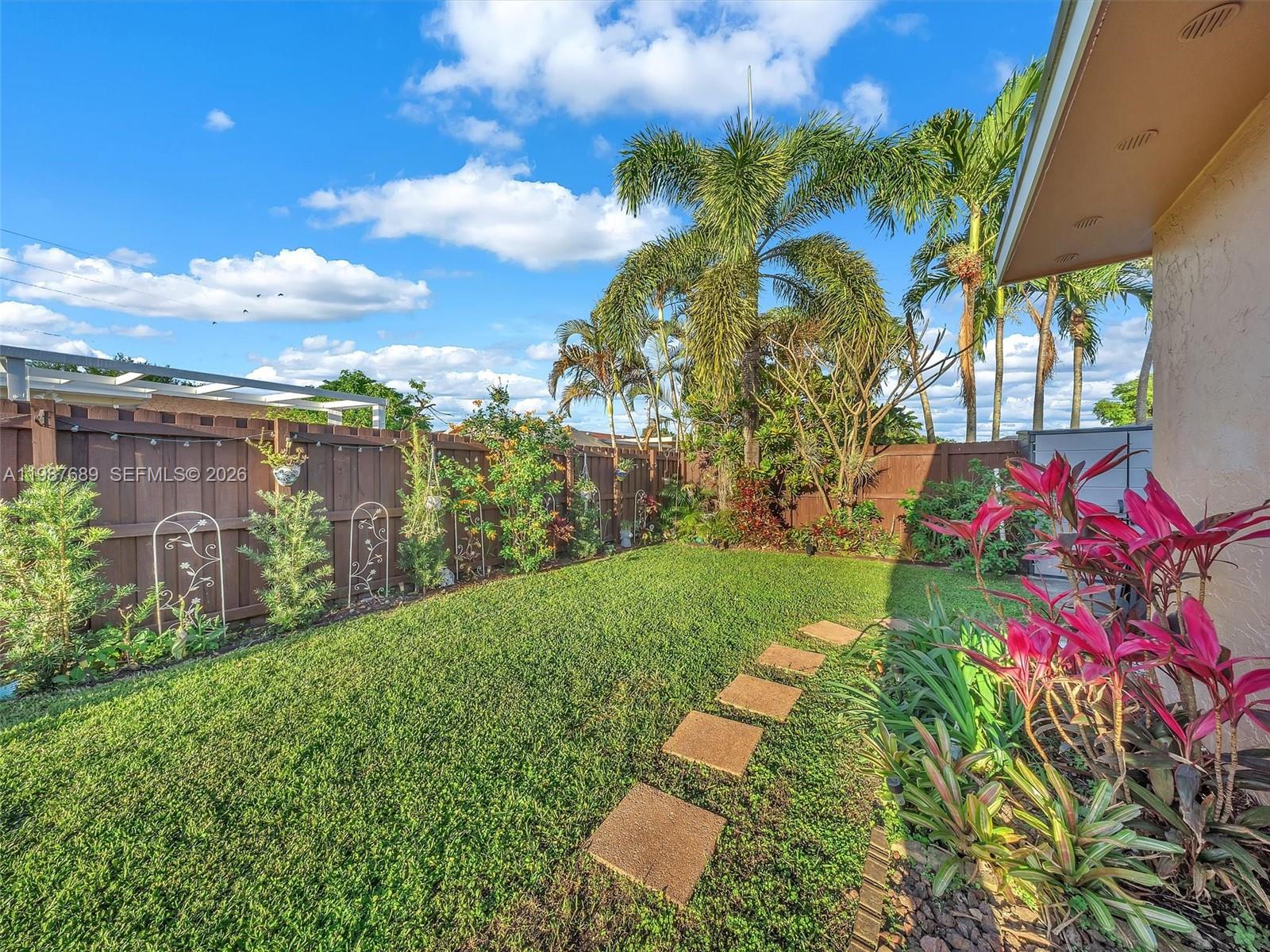 9621 NW 8th St Pembroke Pines, FL 33024