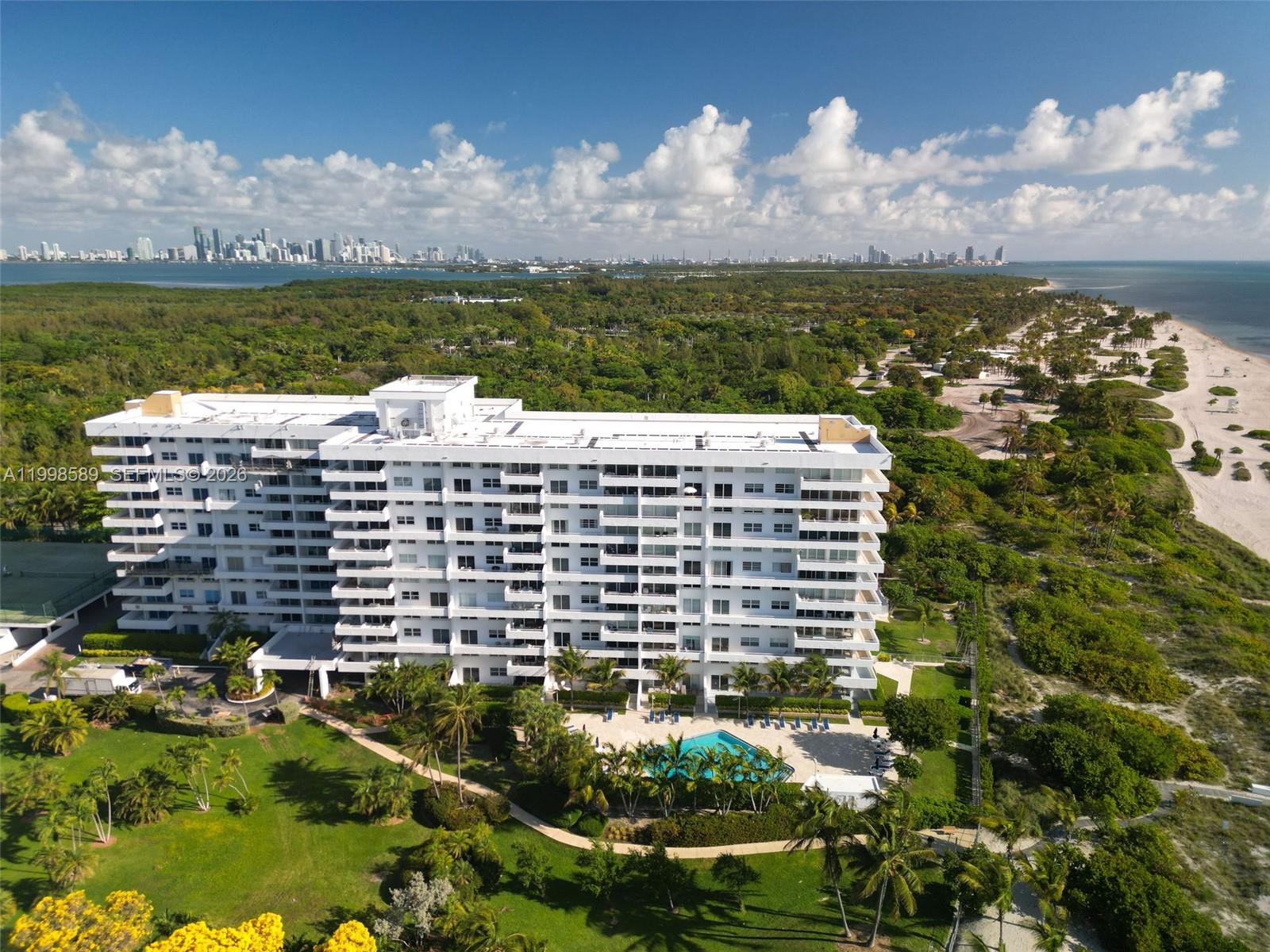 image Commodore Club East25