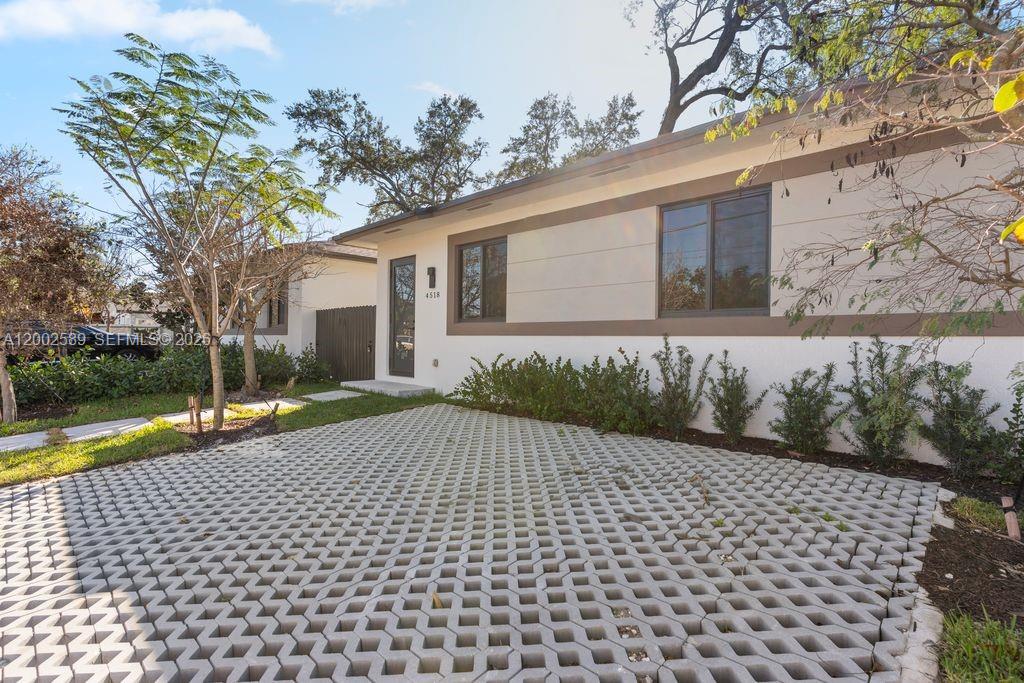 4518 NW 4th St Miami, FL 33126