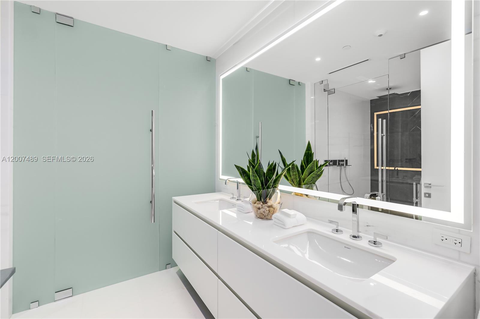 300 Biscayne Blvd Way #2802E Miami, FL 33131