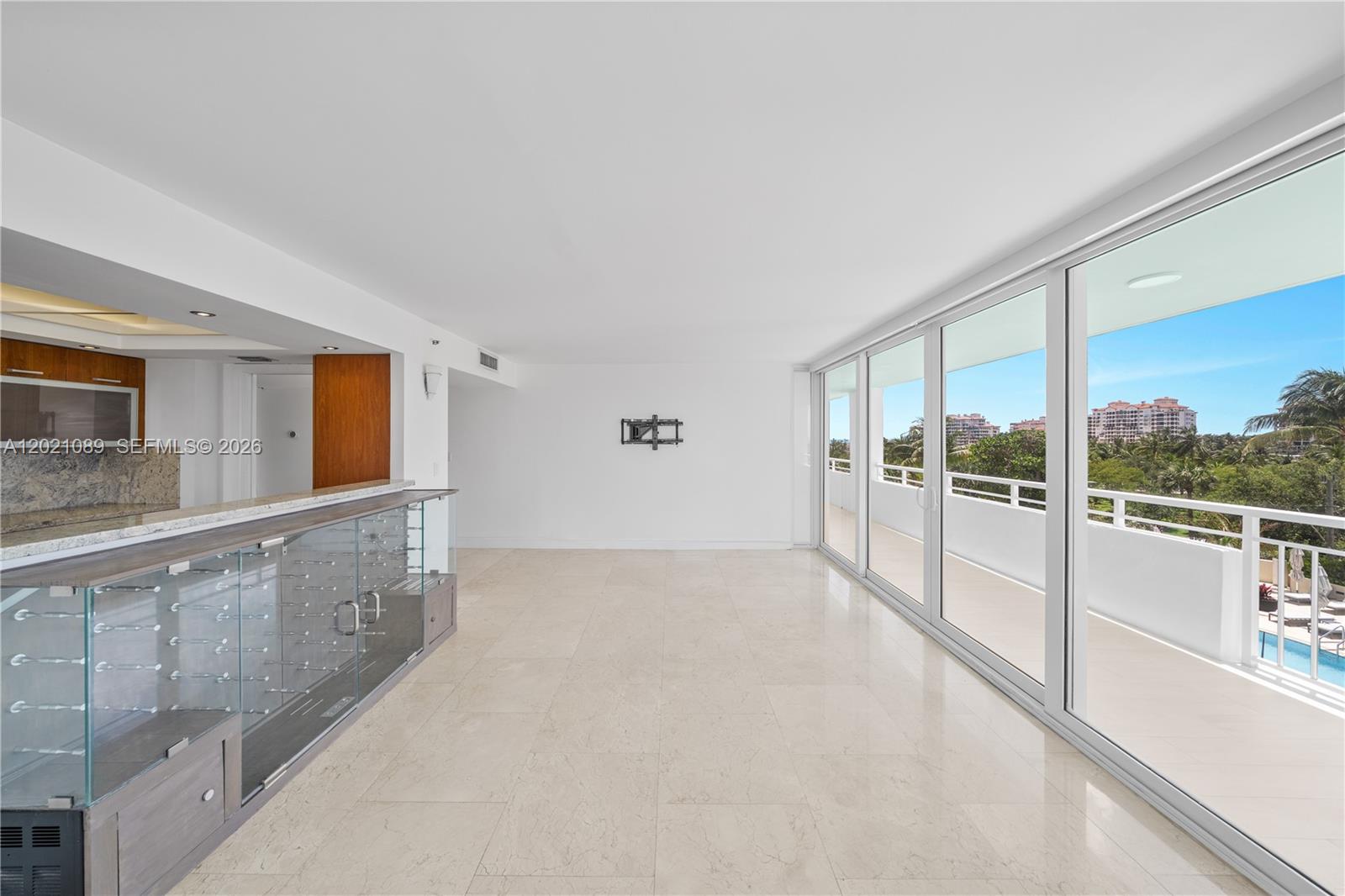 400 S Pointe Dr #409 Miami Beach, FL 33139