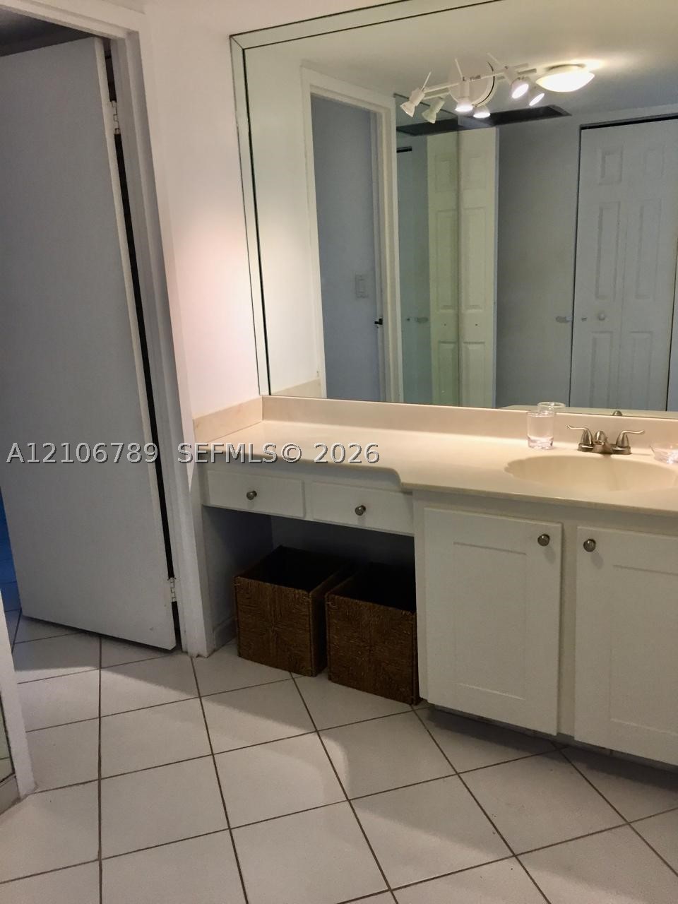 image Arlen House East11