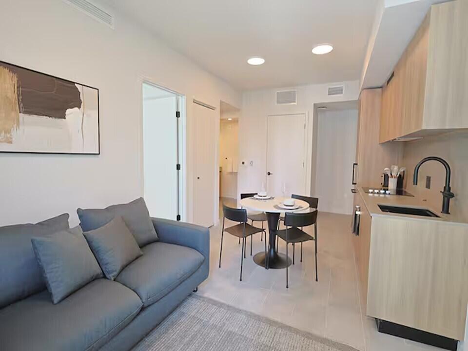 121 NE 5th Miami, FL 33132