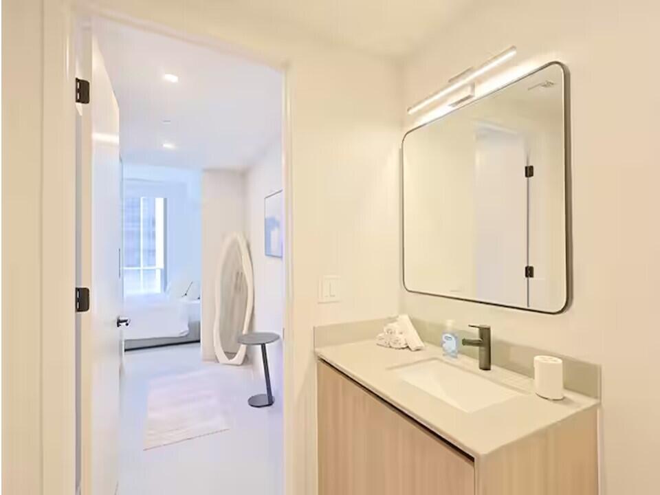 121 NE 5th Miami, FL 33132