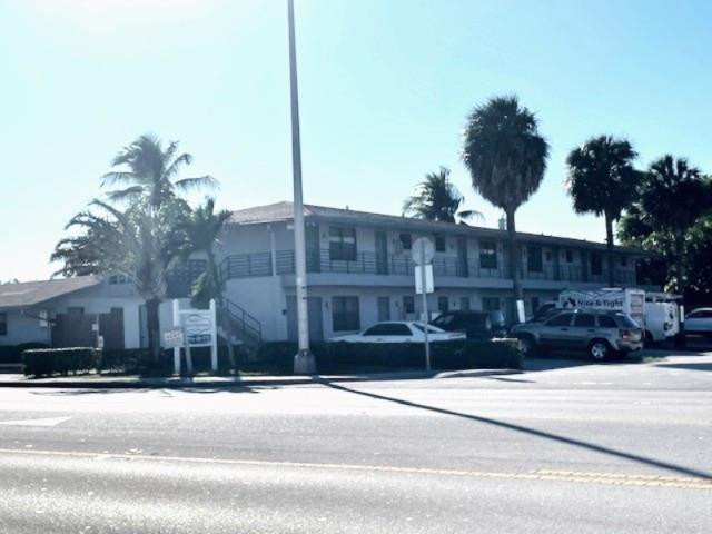 1711 S Cypress