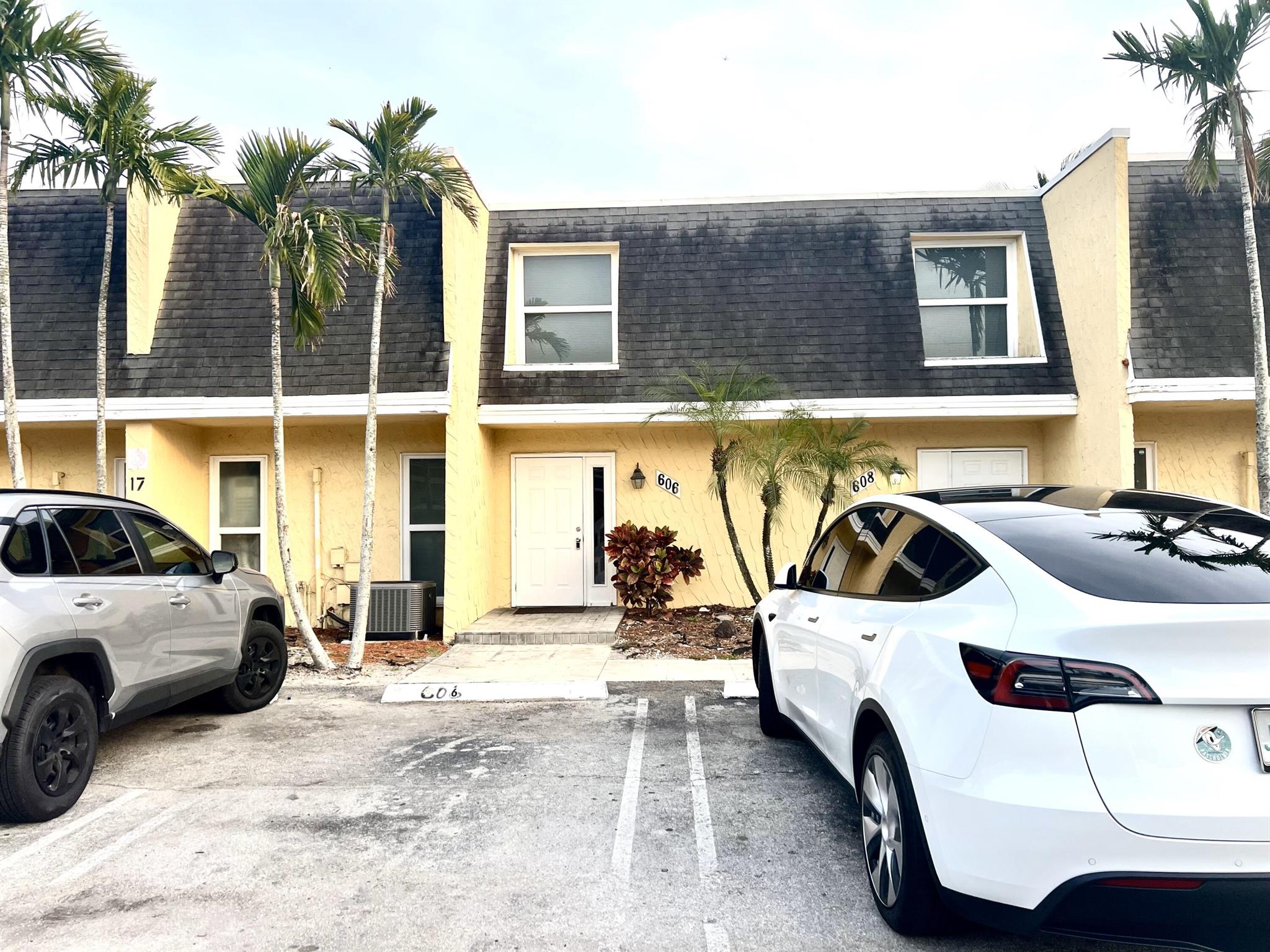 606 SW 1st St